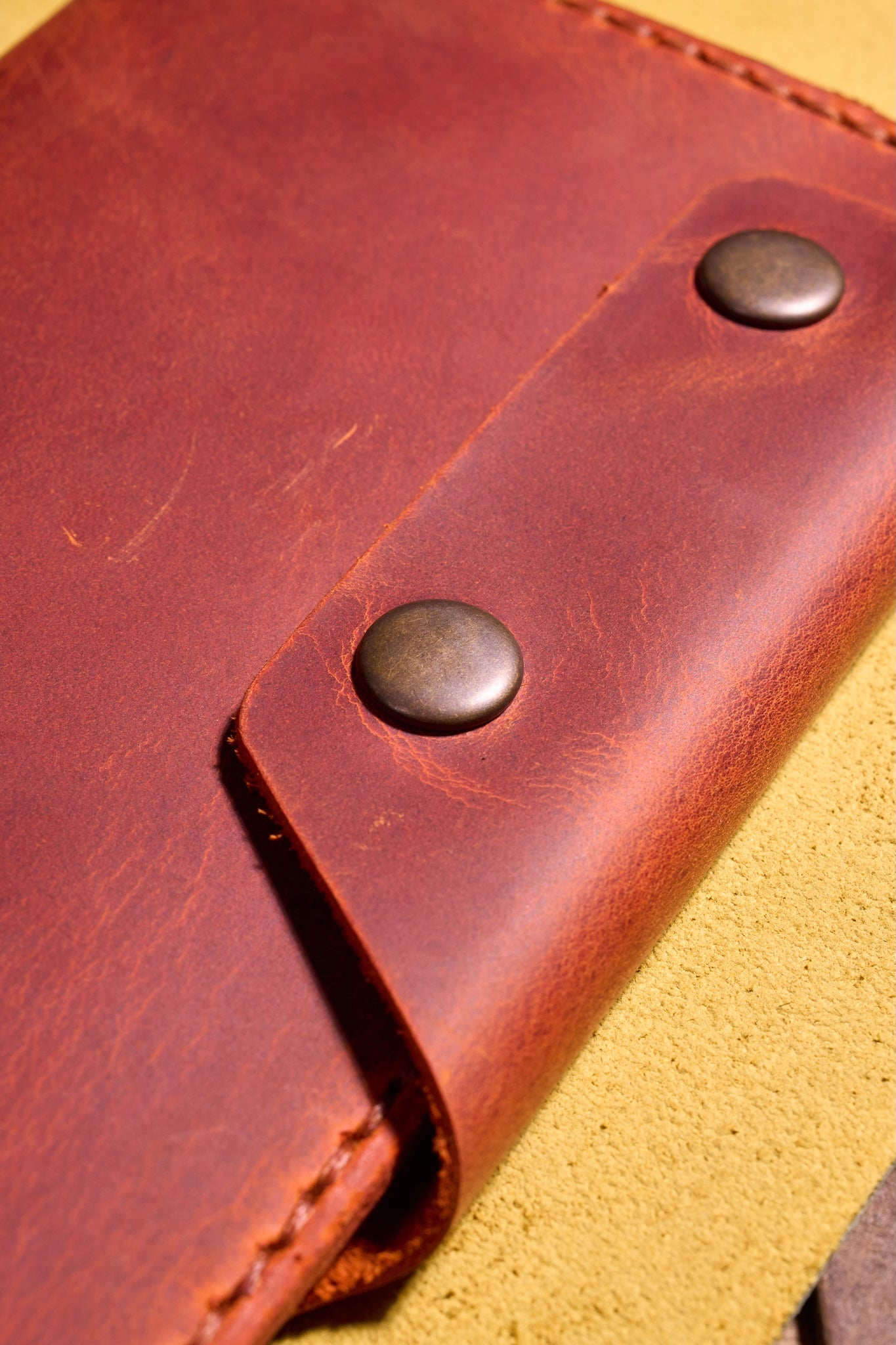 Turuncu Kiremit El Yapımı Deri Erkek Cüzdanı – Özenle Üretilmiş, Hediye ve Günlük Kullanım İçin İdeal