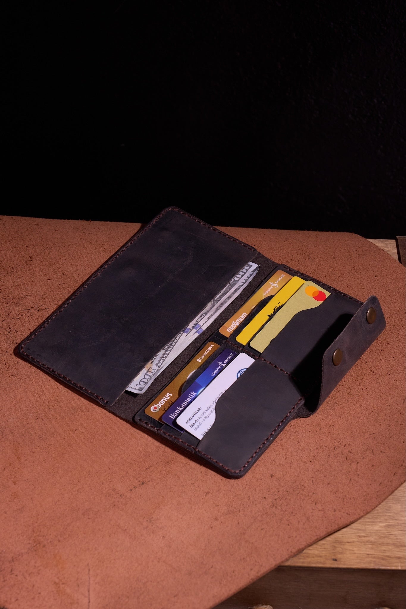 Kahve El Yapımı Deri Erkek Cüzdanı – Özenle Üretilmiş, Hediye ve Günlük Kullanım İçin İdeal