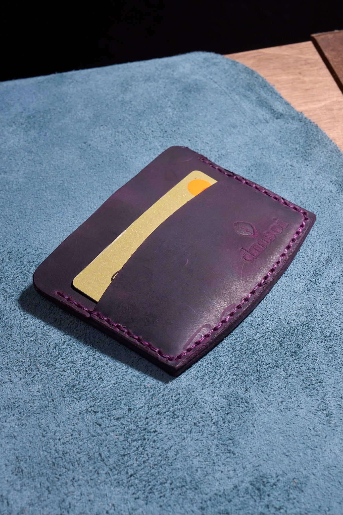 Mor El Yapımı Minimalist Deri Kartlık Cüzdan – %100 Dana Derisi – Erkekler ve Kadınlar İçin Birinci Sınıf İnce El Yapımı Cüzdan – Makine Kullanılmadan Üretilmiş El İşçiliği – Dayanıklı Günlük Kullanım Kartlığı