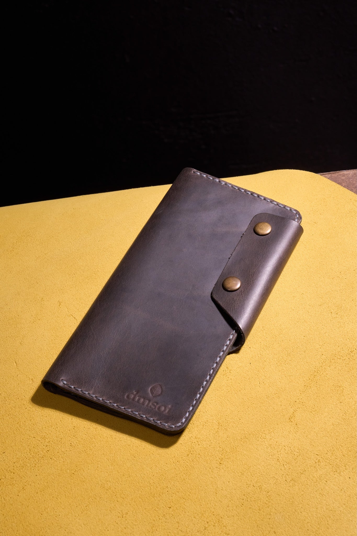 Gri El Yapımı Deri Erkek Cüzdanı – Özenle Üretilmiş, Hediye ve Günlük Kullanım İçin İdeal