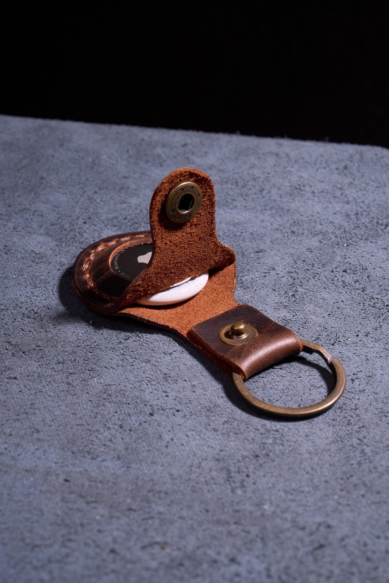 Taba El Yapımı Hakiki Deri Airtag Anahtarlık, %100 El İşçiliğiyle Üretilmiş Dayanıklı Gerçek Deri Kılıf, Apple AirTag ile Uyumlu, Günlük Kullanım İçin Birinci Sınıf Deri Aksesuar