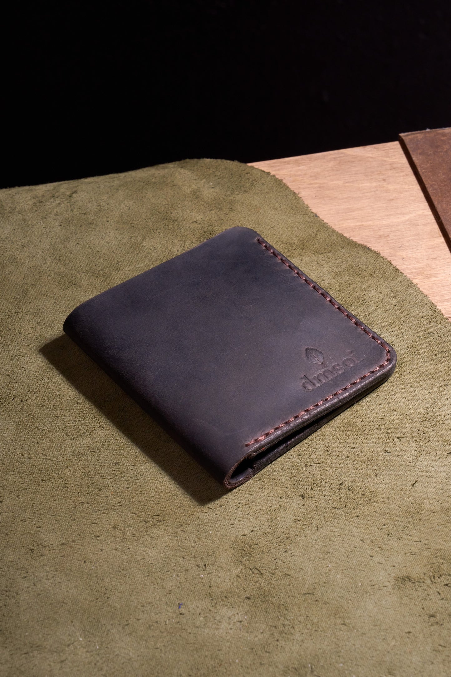 Kahve Erkekler için El Yapımı Hakiki Dana Derisi Katlanır Cüzdan – %100 Hakiki Deri, El Dikişli, Makine Kullanılmadan Üretilmiş, Dayanıklı Kart ve Nakit Bölmesi, Birinci Sınıf Günlük Cüzdan ve Hediyelik