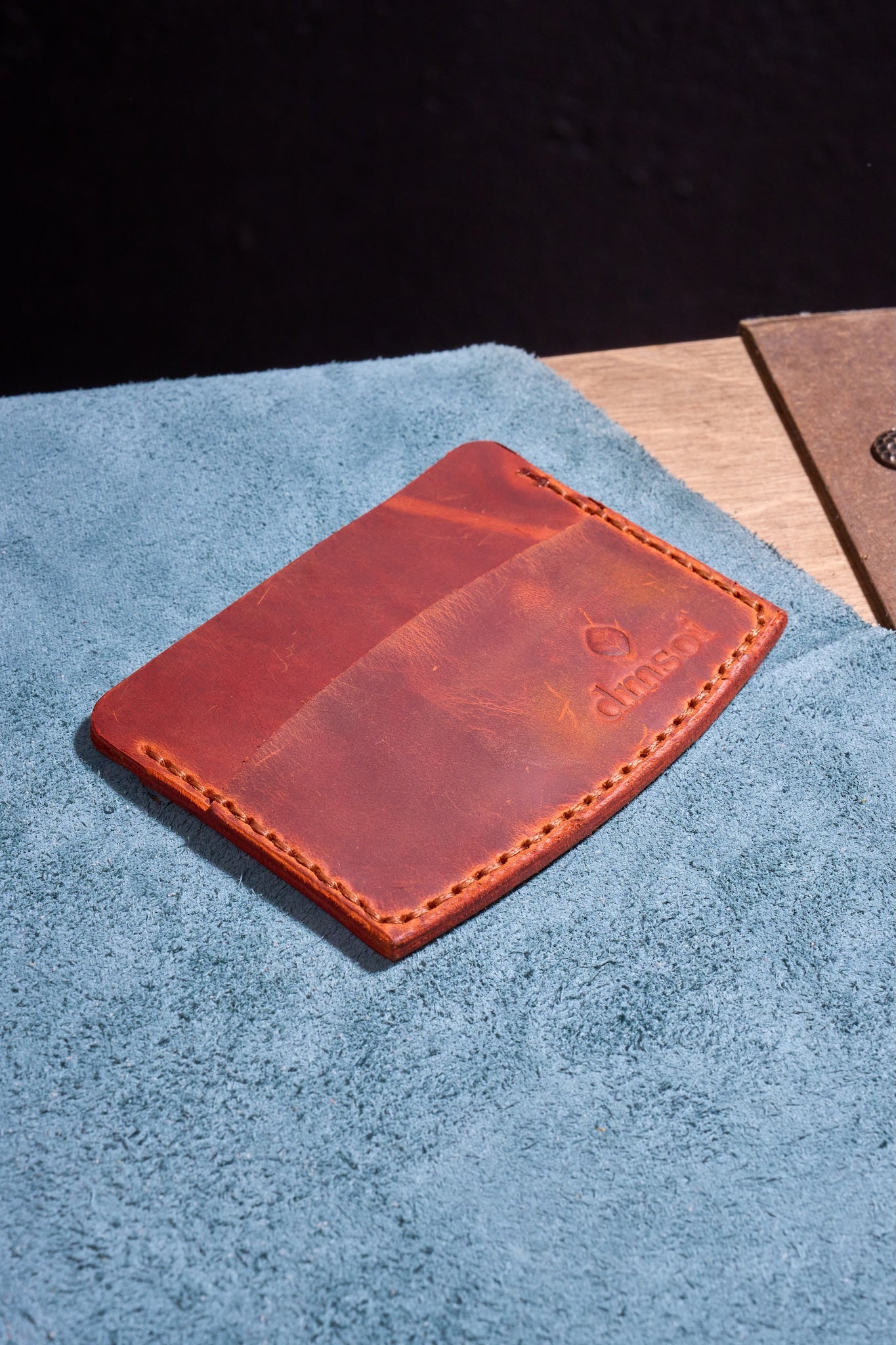 Turuncu Kiremit El Yapımı Minimalist Deri Kartlık Cüzdan – %100 Dana Derisi – Erkekler ve Kadınlar İçin Birinci Sınıf İnce El Yapımı Cüzdan – Makine Kullanılmadan Üretilmiş El İşçiliği – Dayanıklı Günlük Kullanım Kartlığı