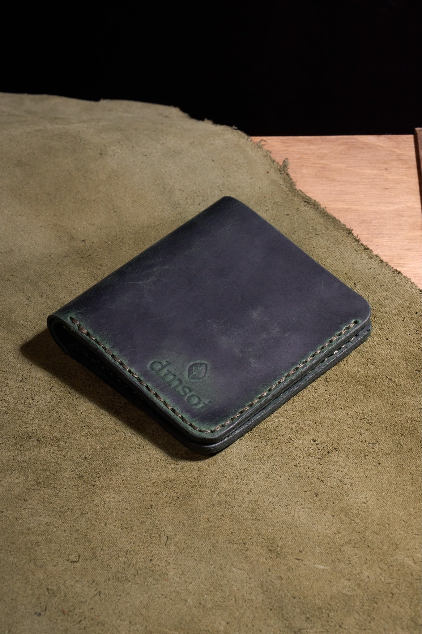 Yeşil Erkekler için El Yapımı Hakiki Dana Derisi Katlanır Cüzdan – %100 Hakiki Deri, El Dikişli, Makine Kullanılmadan Üretilmiş, Dayanıklı Kart ve Nakit Bölmesi, Birinci Sınıf Günlük Cüzdan ve Hediyelik