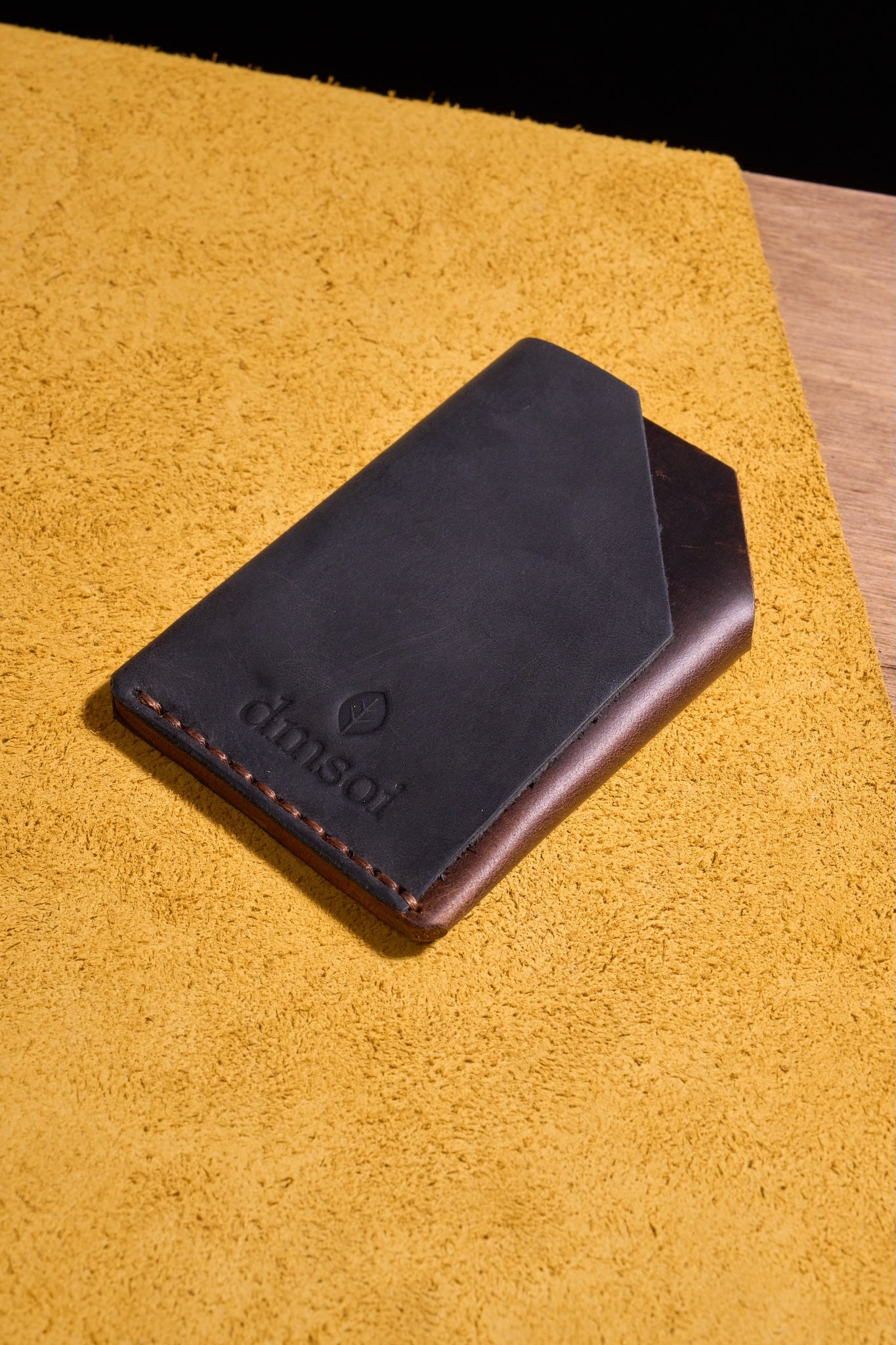 Taba Siyah - El Yapımı Minimalist Deri Kartlık – %100 Dana Derisi, Erkekler ve Kadınlar İçin Birinci Sınıf İnce El Yapımı Kartlık, Makine Kullanılmamıştır, Dayanıklı Günlük Kullanım Kartlık