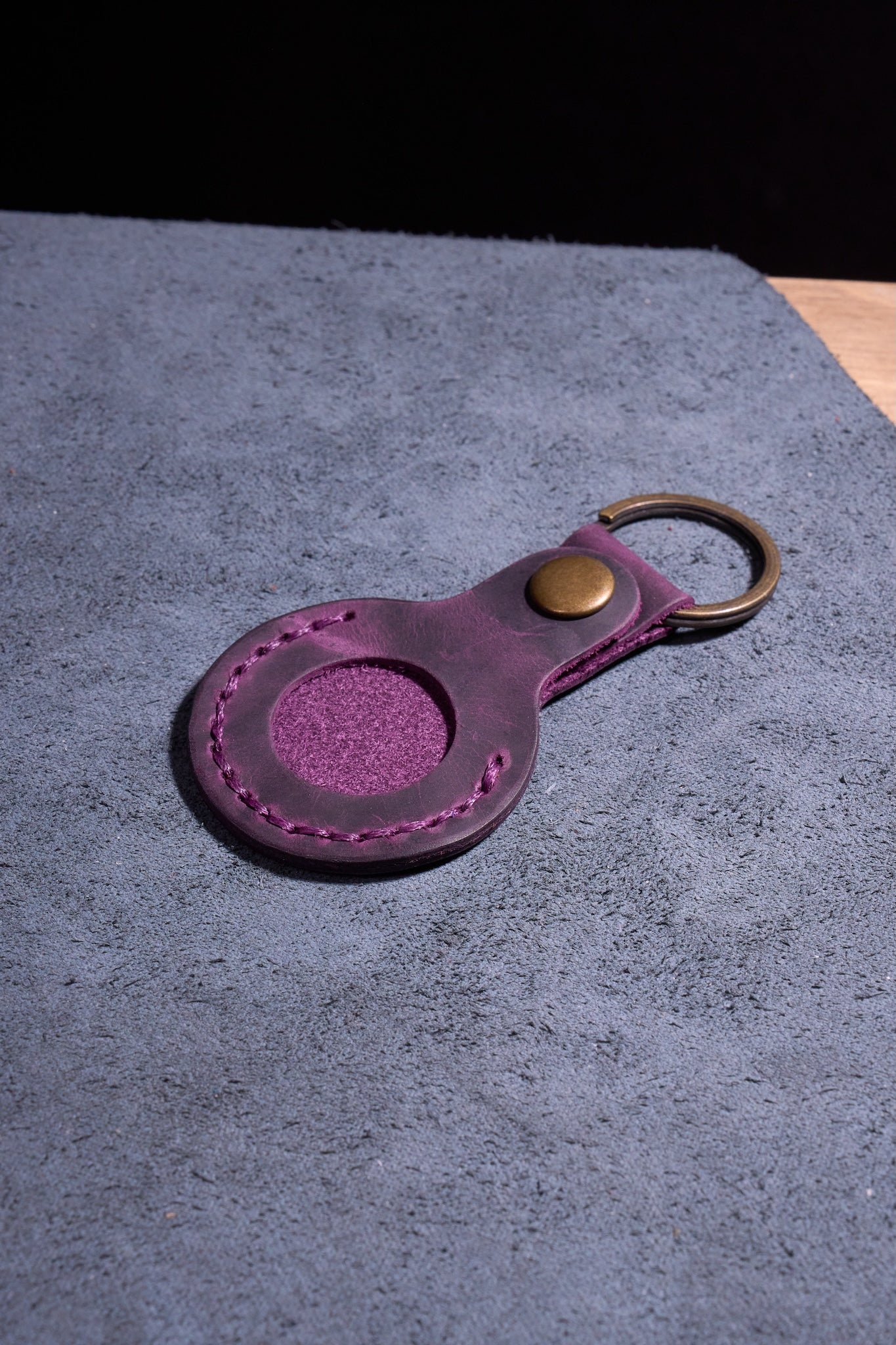 Mor El Yapımı Hakiki Deri Airtag Anahtarlık, %100 El İşçiliğiyle Üretilmiş Dayanıklı Gerçek Deri Kılıf, Apple AirTag ile Uyumlu, Günlük Kullanım İçin Birinci Sınıf Deri Aksesuar