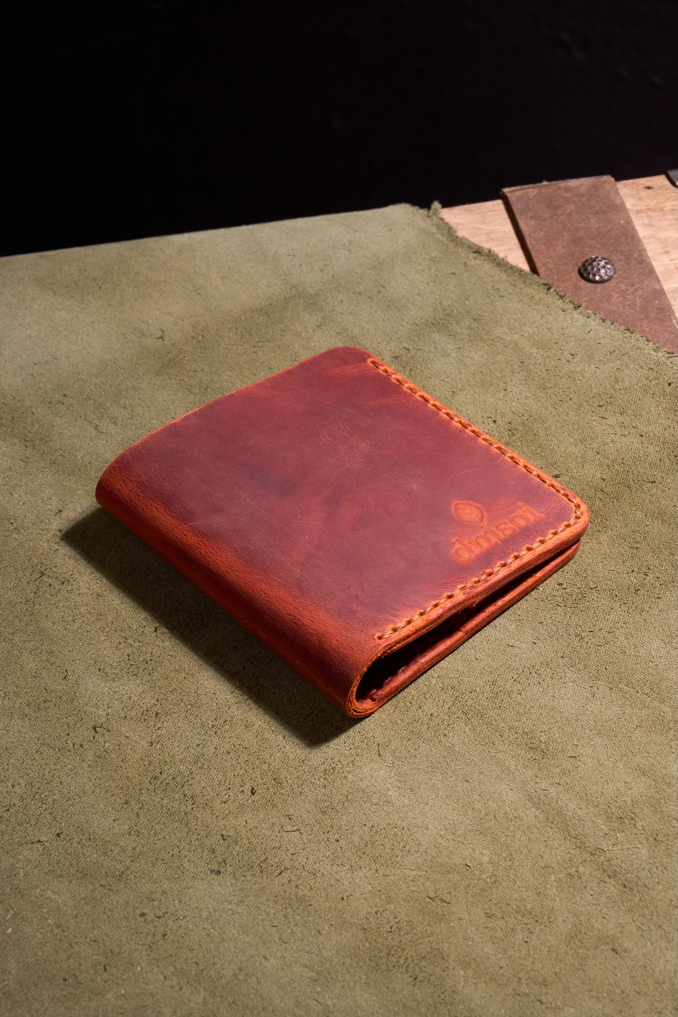 Turuncu Kiremit Erkekler için El Yapımı Hakiki Dana Derisi Katlanır Cüzdan – %100 Hakiki Deri, El Dikişli, Makine Kullanılmadan Üretilmiş, Dayanıklı Kart ve Nakit Bölmesi, Birinci Sınıf Günlük Cüzdan ve Hediyelik