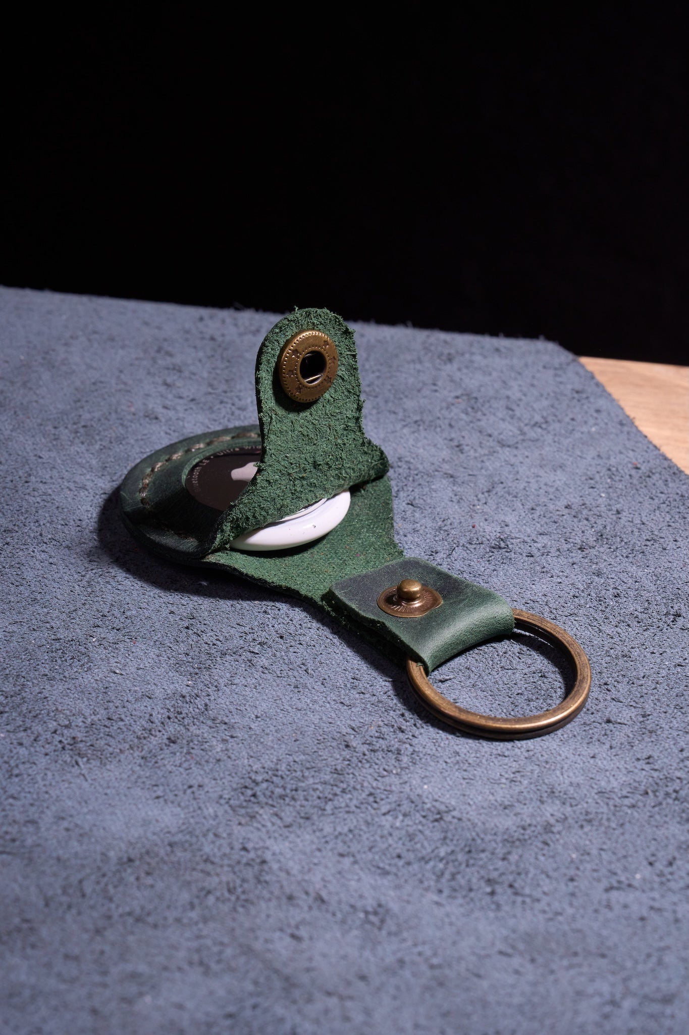 Yeşil El Yapımı Hakiki Deri Airtag Anahtarlık, %100 El İşçiliğiyle Üretilmiş Dayanıklı Gerçek Deri Kılıf, Apple AirTag ile Uyumlu, Günlük Kullanım İçin Birinci Sınıf Deri Aksesuar