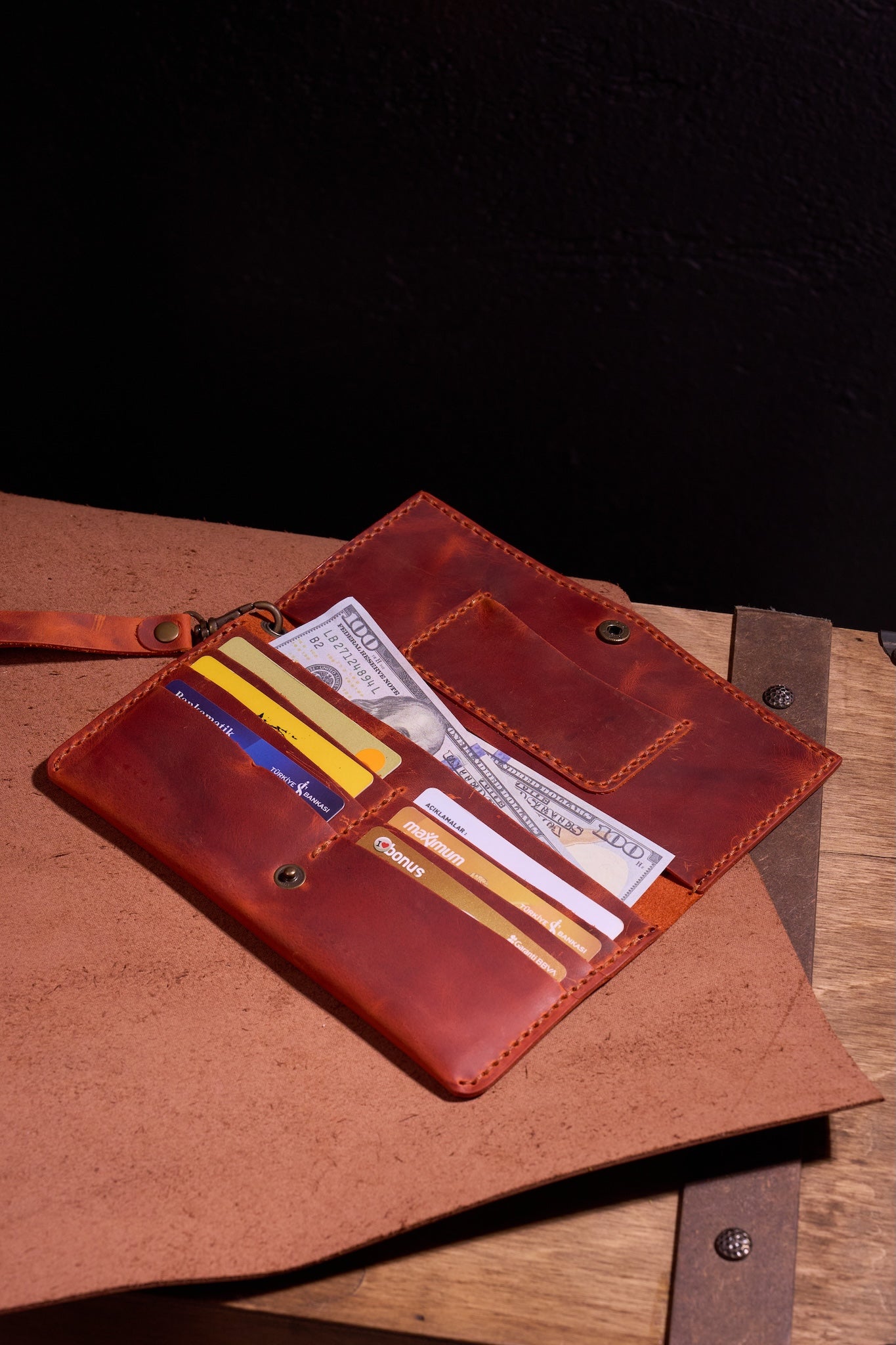 Turuncu Kiremit Erkek veya Kadın için Kulplu Cüzdan, Birinci Sınıf El Yapımı Hakiki Deri – 6  Kredi Kart / Kimlik Yuvası, Uzun, Şık ve Dayanıklı Katlanabilir Cüzdan, İş, Seyahat, Hediye ve Tüm ihtiyaçlarınız için Günlük Kullanım