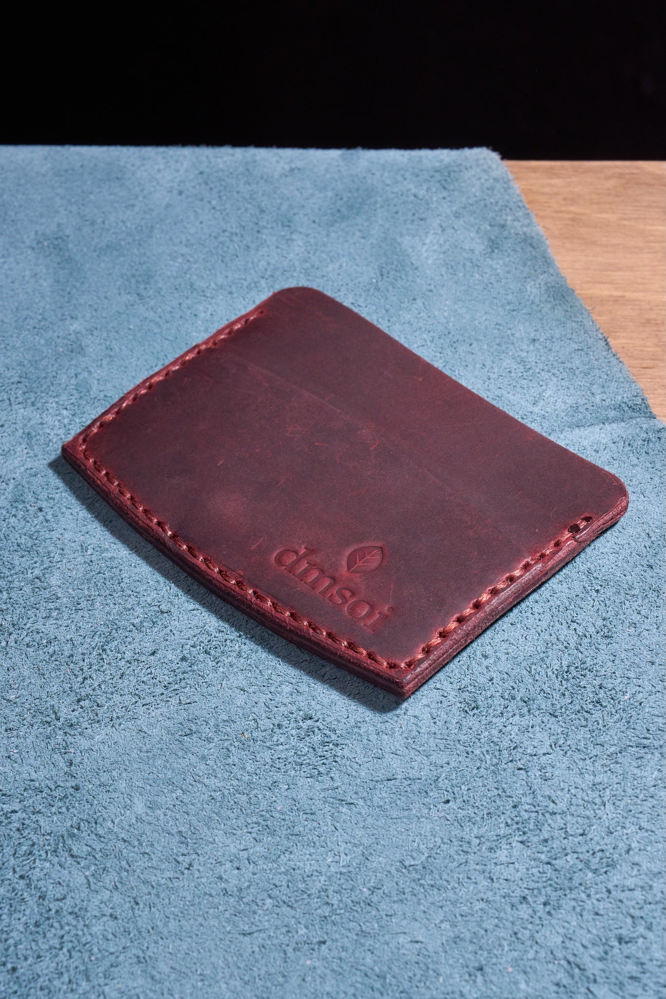 Bordo El Yapımı Minimalist Deri Kartlık Cüzdan – %100 Dana Derisi – Erkekler ve Kadınlar İçin Birinci Sınıf İnce El Yapımı Cüzdan – Makine Kullanılmadan Üretilmiş El İşçiliği – Dayanıklı Günlük Kullanım Kartlığı