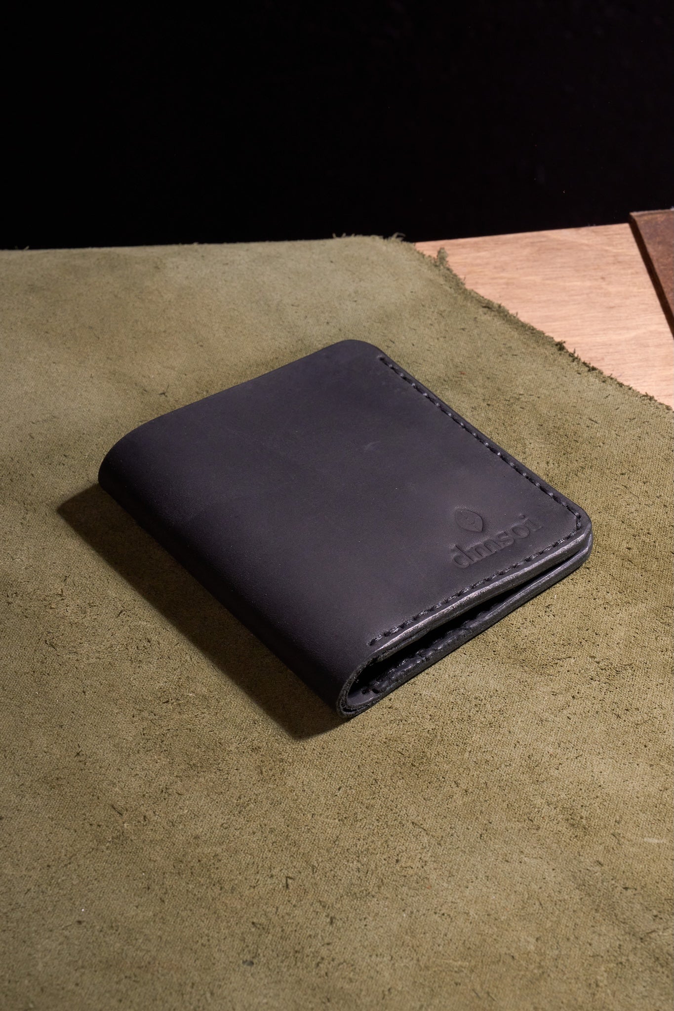 Siyah Erkekler için El Yapımı Hakiki Dana Derisi Katlanır Cüzdan – %100 Hakiki Deri, El Dikişli, Makine Kullanılmadan Üretilmiş, Dayanıklı Kart ve Nakit Bölmesi, Birinci Sınıf Günlük Cüzdan ve Hediyelik