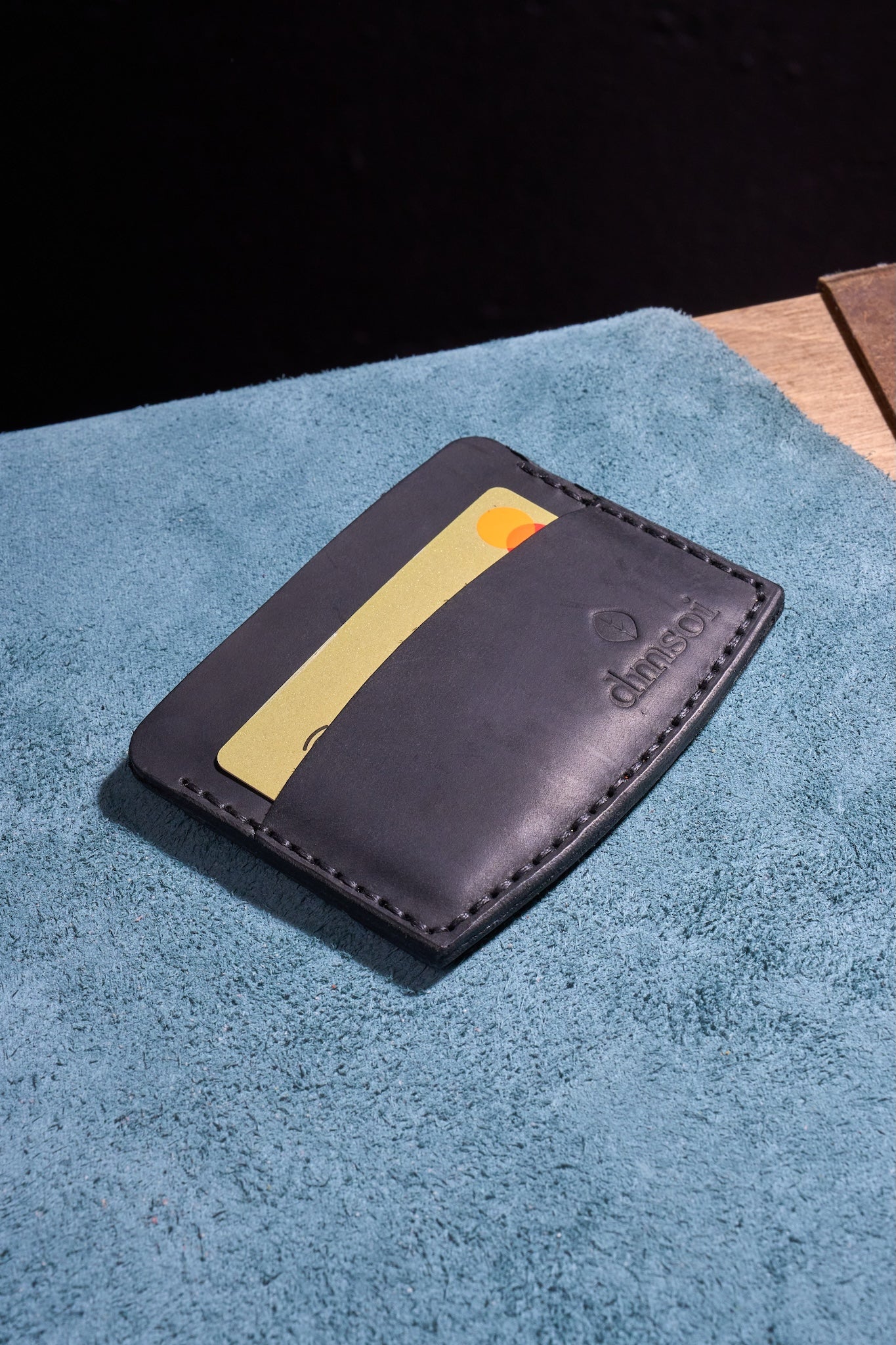 Siyah El Yapımı Minimalist Deri Kartlık Cüzdan – %100 Dana Derisi – Erkekler ve Kadınlar İçin Birinci Sınıf İnce El Yapımı Cüzdan – Makine Kullanılmadan Üretilmiş El İşçiliği – Dayanıklı Günlük Kullanım Kartlığı