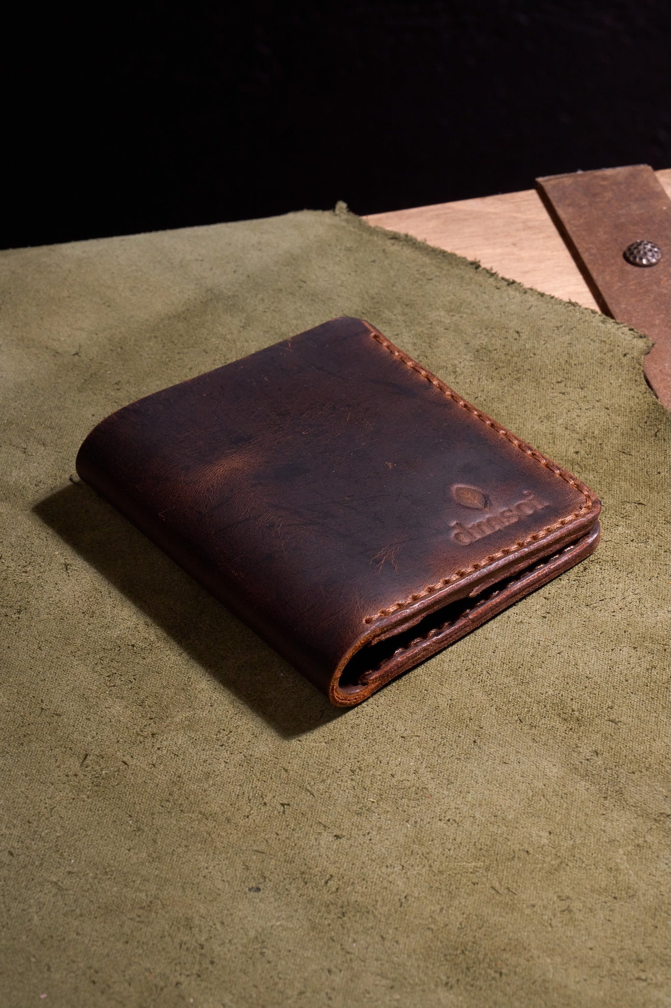 Taba Erkekler için El Yapımı Hakiki Dana Derisi Katlanır Cüzdan – %100 Hakiki Deri, El Dikişli, Makine Kullanılmadan Üretilmiş, Dayanıklı Kart ve Nakit Bölmesi, Birinci Sınıf Günlük Cüzdan ve Hediyelik