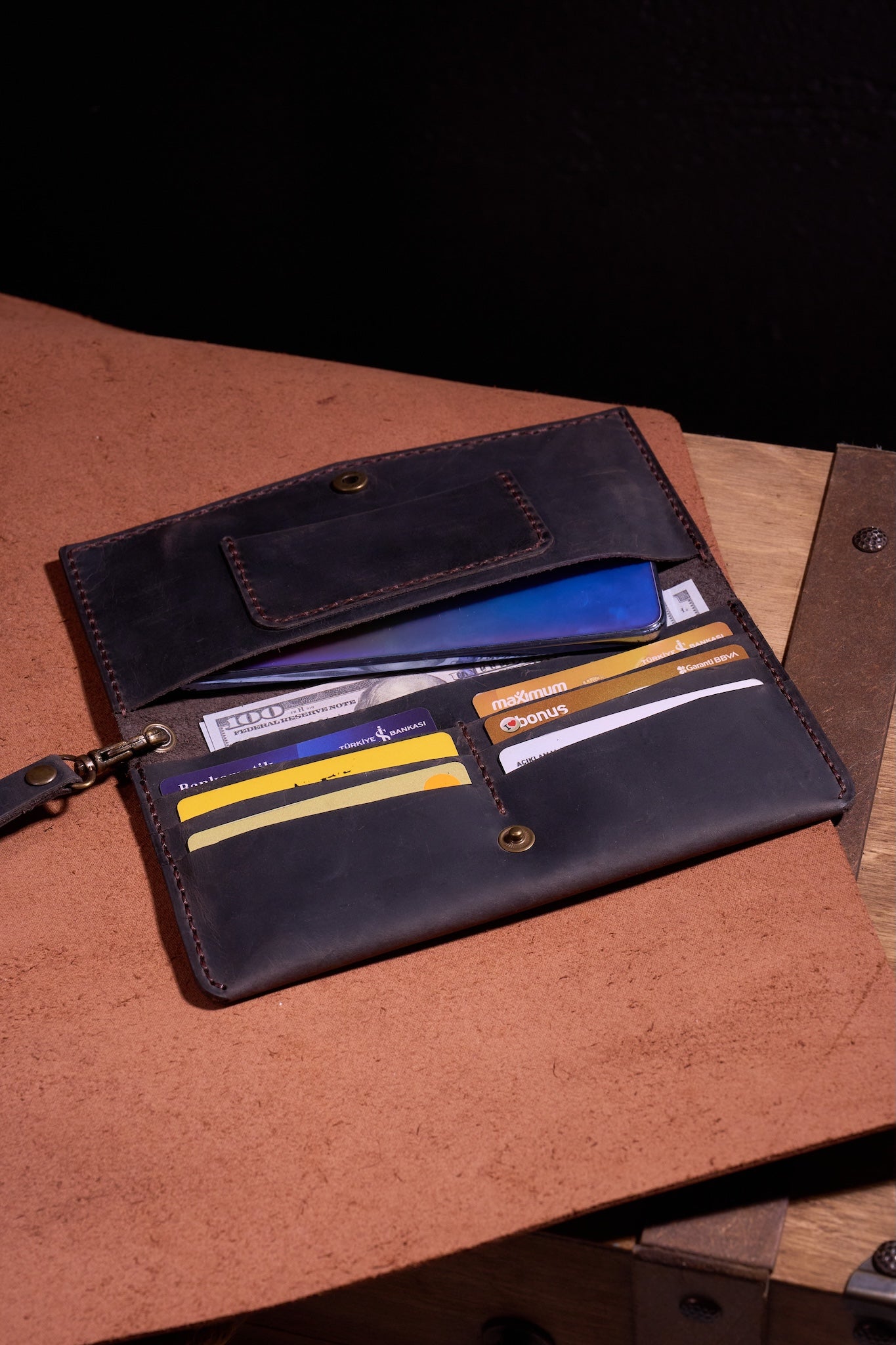 Kahve Erkek veya Kadın için Kulplu Cüzdan, Birinci Sınıf El Yapımı Hakiki Deri – 6  Kredi Kart / Kimlik Yuvası, Uzun, Şık ve Dayanıklı Katlanabilir Cüzdan, İş, Seyahat, Hediye ve Tüm ihtiyaçlarınız için Günlük Kullanım