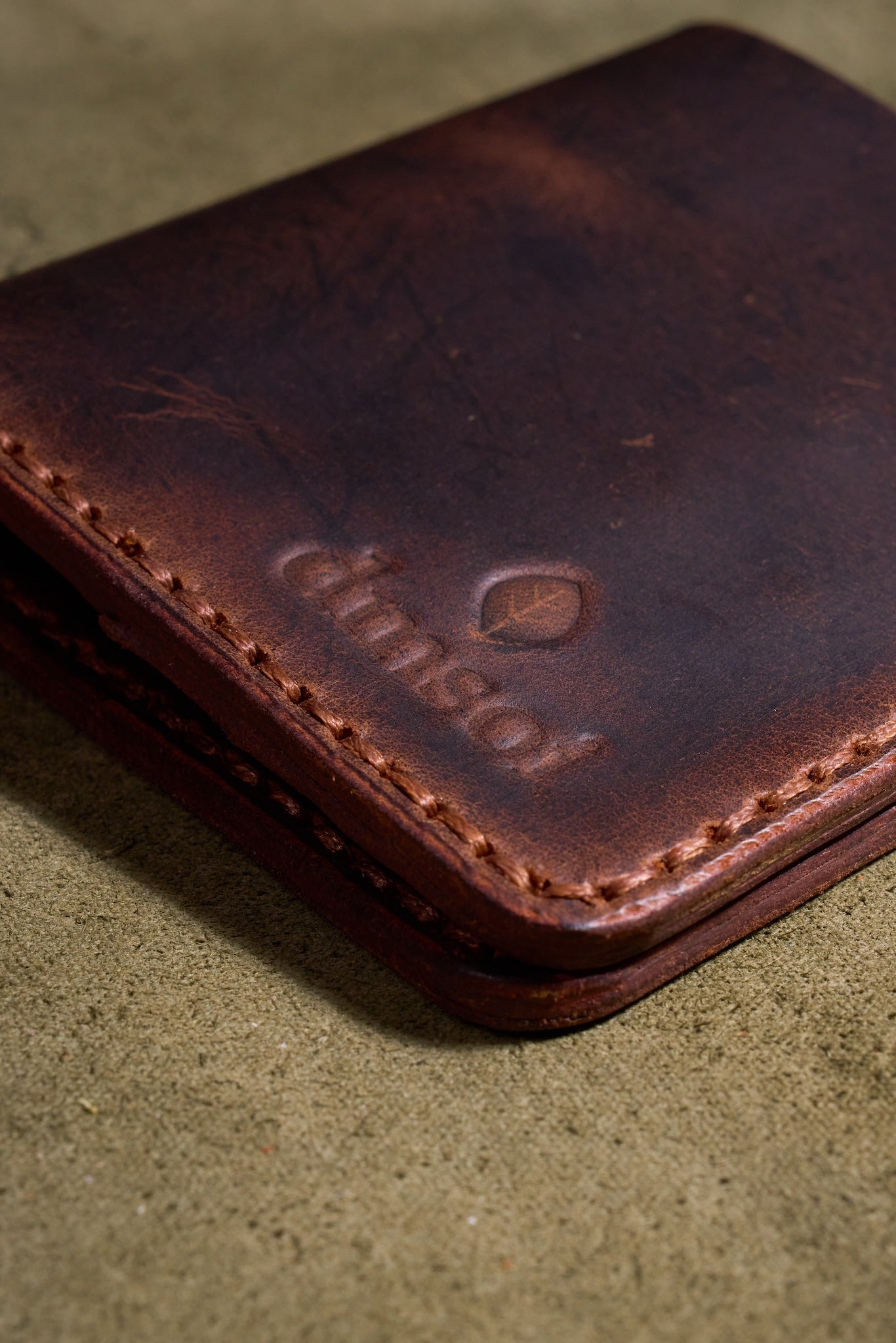 Taba Erkekler için El Yapımı Hakiki Dana Derisi Katlanır Cüzdan – %100 Hakiki Deri, El Dikişli, Makine Kullanılmadan Üretilmiş, Dayanıklı Kart ve Nakit Bölmesi, Birinci Sınıf Günlük Cüzdan ve Hediyelik