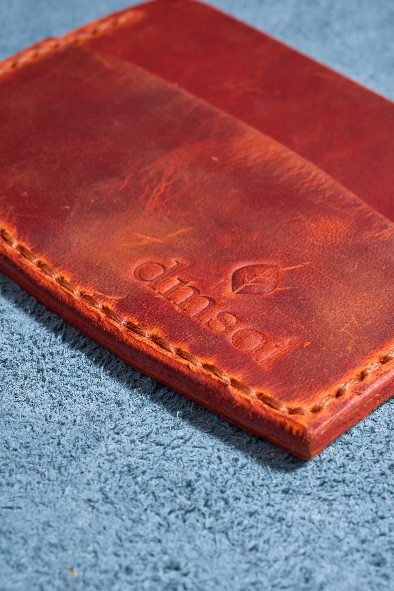 Turuncu Kiremit El Yapımı Minimalist Deri Kartlık Cüzdan – %100 Dana Derisi – Erkekler ve Kadınlar İçin Birinci Sınıf İnce El Yapımı Cüzdan – Makine Kullanılmadan Üretilmiş El İşçiliği – Dayanıklı Günlük Kullanım Kartlığı