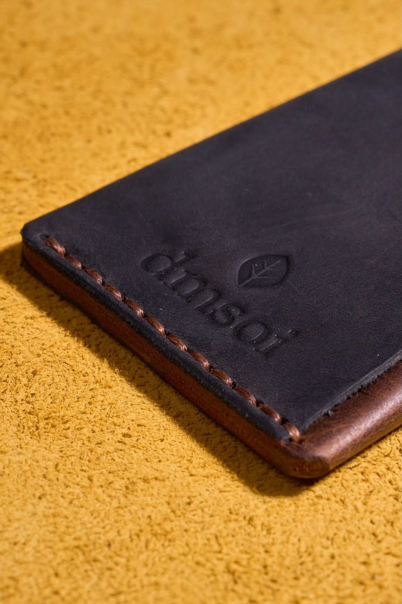 Taba Siyah - El Yapımı Minimalist Deri Kartlık – %100 Dana Derisi, Erkekler ve Kadınlar İçin Birinci Sınıf İnce El Yapımı Kartlık, Makine Kullanılmamıştır, Dayanıklı Günlük Kullanım Kartlık