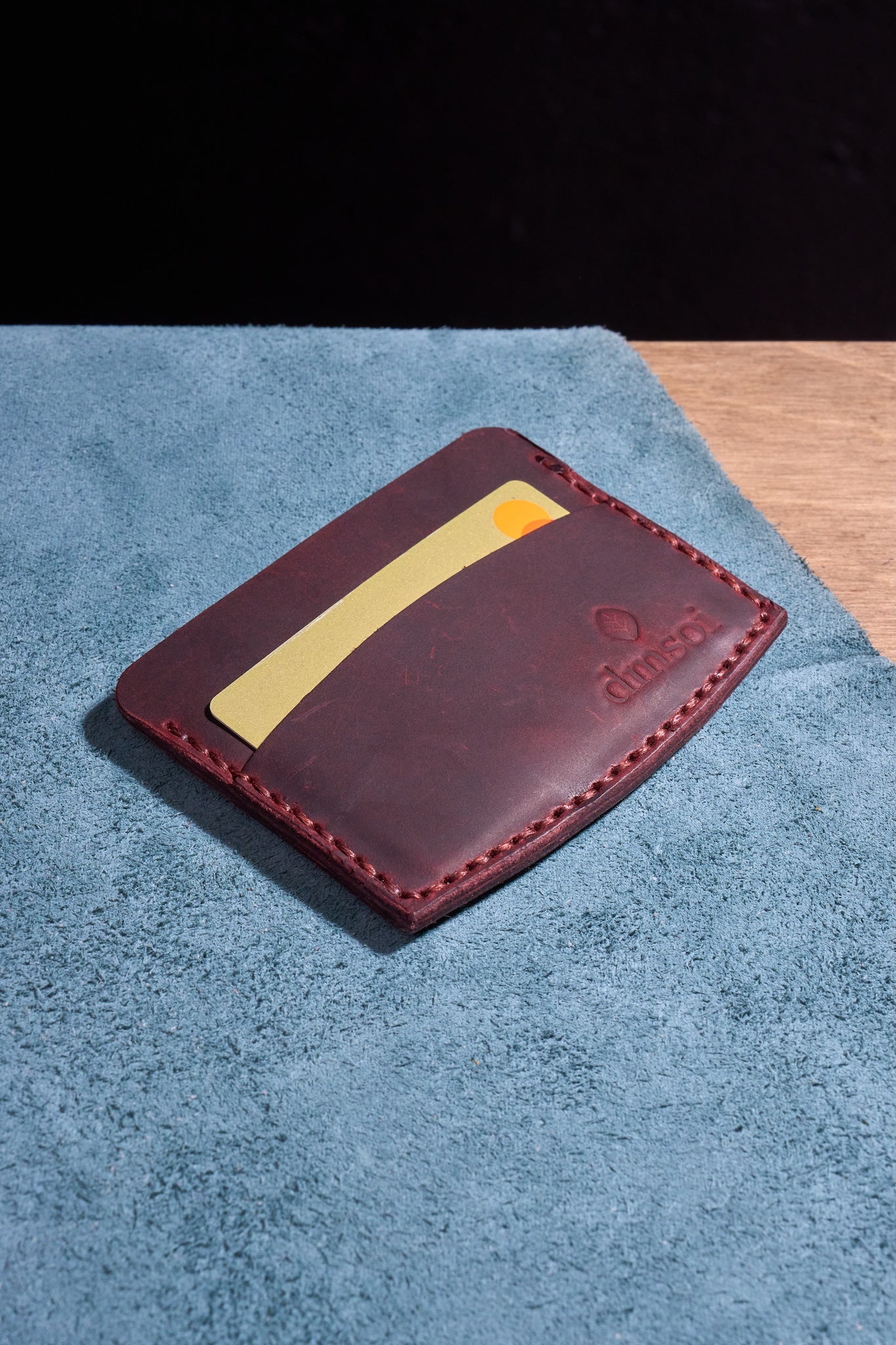 Bordo El Yapımı Minimalist Deri Kartlık Cüzdan – %100 Dana Derisi – Erkekler ve Kadınlar İçin Birinci Sınıf İnce El Yapımı Cüzdan – Makine Kullanılmadan Üretilmiş El İşçiliği – Dayanıklı Günlük Kullanım Kartlığı