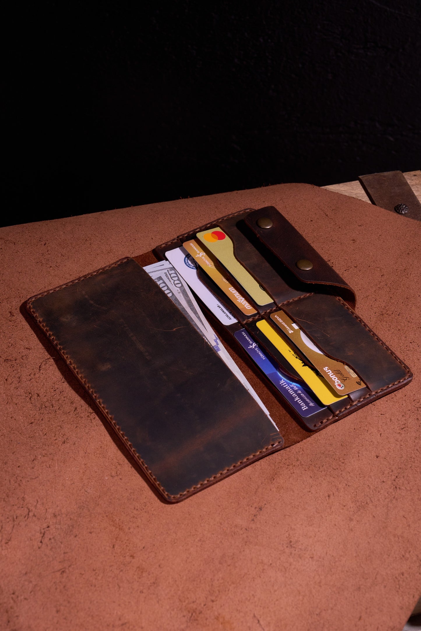 Taba El Yapımı Deri Erkek Cüzdanı – Özenle Üretilmiş, Hediye ve Günlük Kullanım İçin İdeal