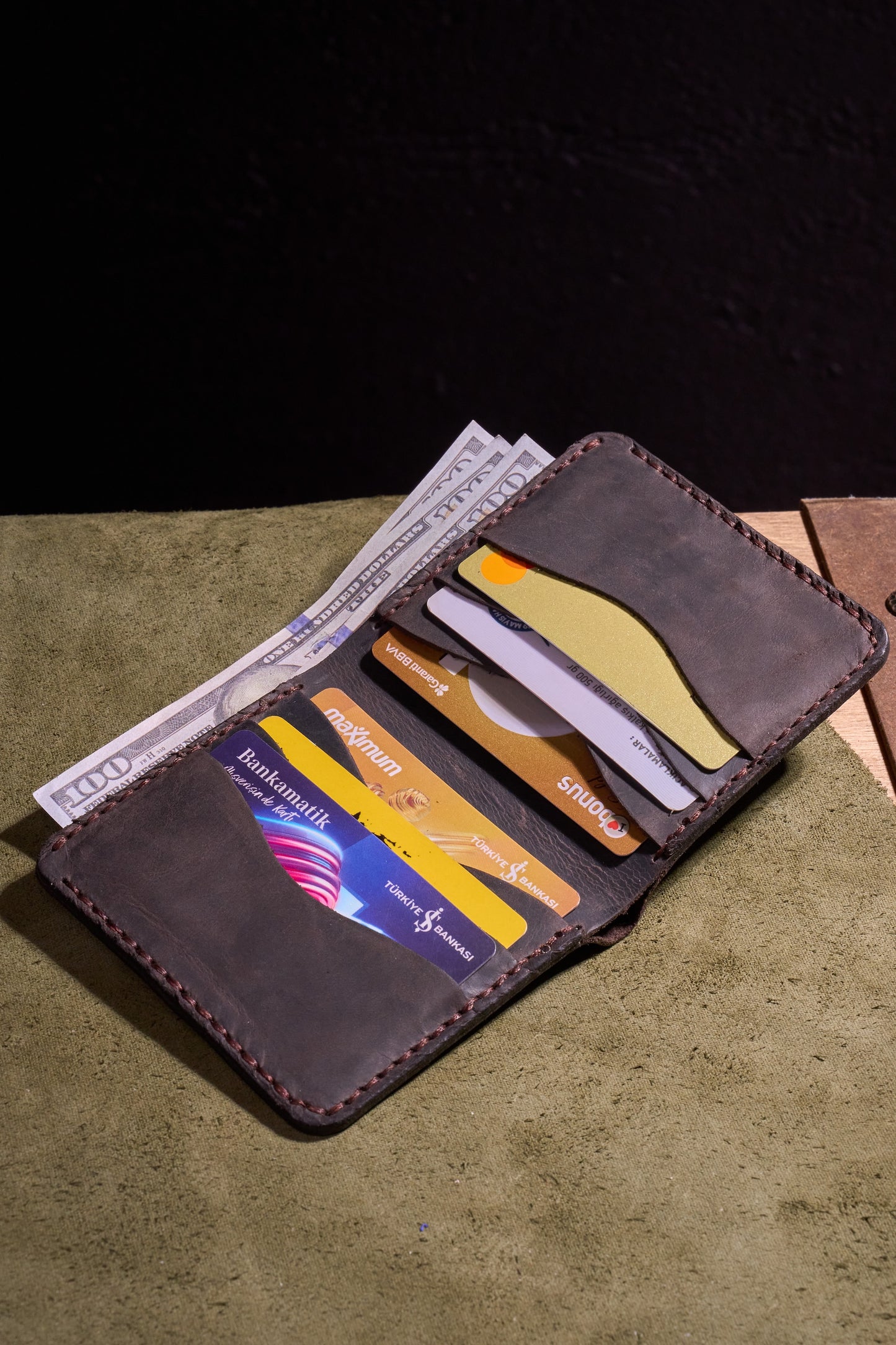 Kahve Erkekler için El Yapımı Hakiki Dana Derisi Katlanır Cüzdan – %100 Hakiki Deri, El Dikişli, Makine Kullanılmadan Üretilmiş, Dayanıklı Kart ve Nakit Bölmesi, Birinci Sınıf Günlük Cüzdan ve Hediyelik