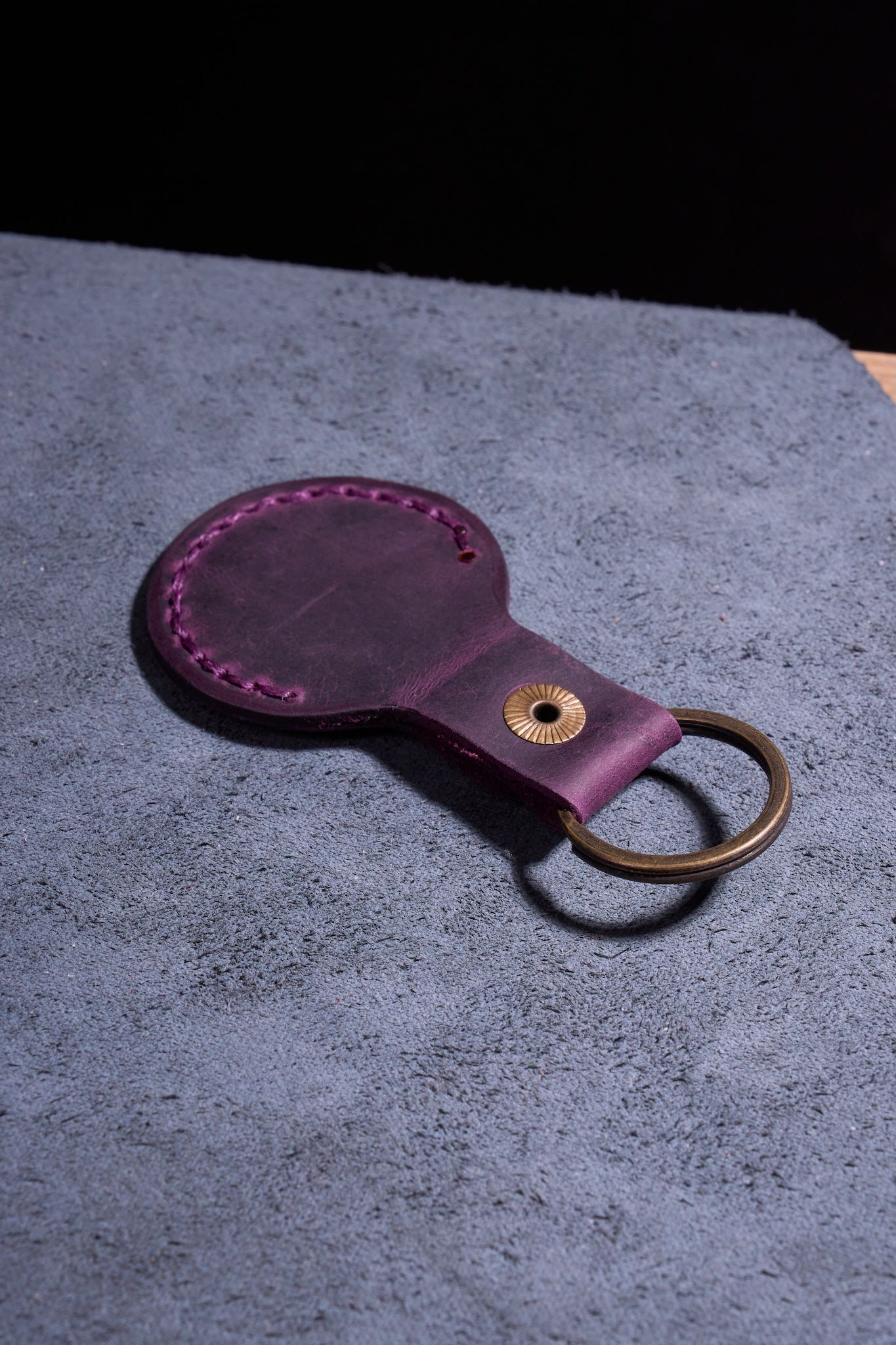 Mor El Yapımı Hakiki Deri Airtag Anahtarlık, %100 El İşçiliğiyle Üretilmiş Dayanıklı Gerçek Deri Kılıf, Apple AirTag ile Uyumlu, Günlük Kullanım İçin Birinci Sınıf Deri Aksesuar
