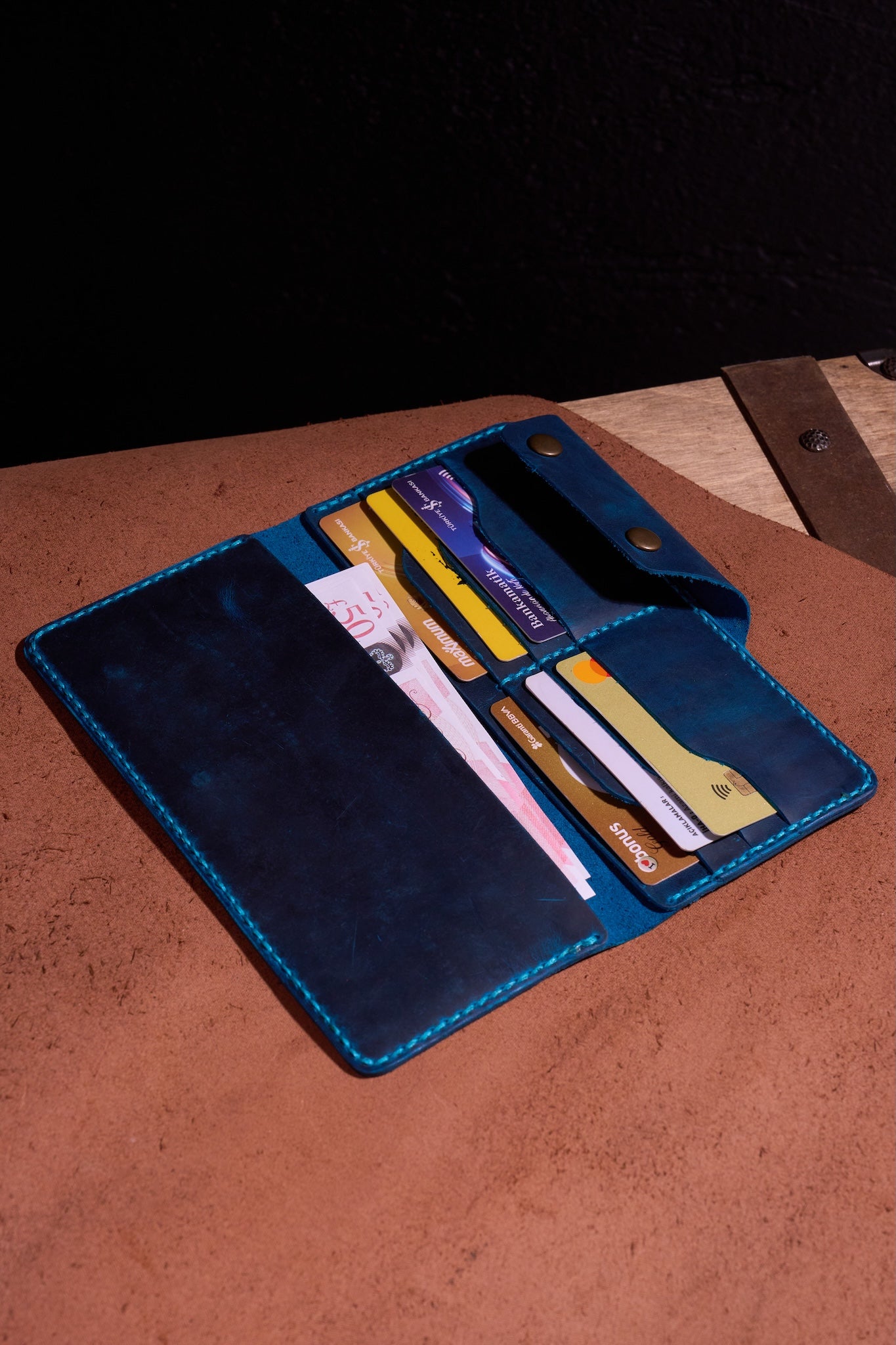 Turkuaz El Yapımı Deri Erkek Cüzdanı – Özenle Üretilmiş, Hediye ve Günlük Kullanım İçin İdeal