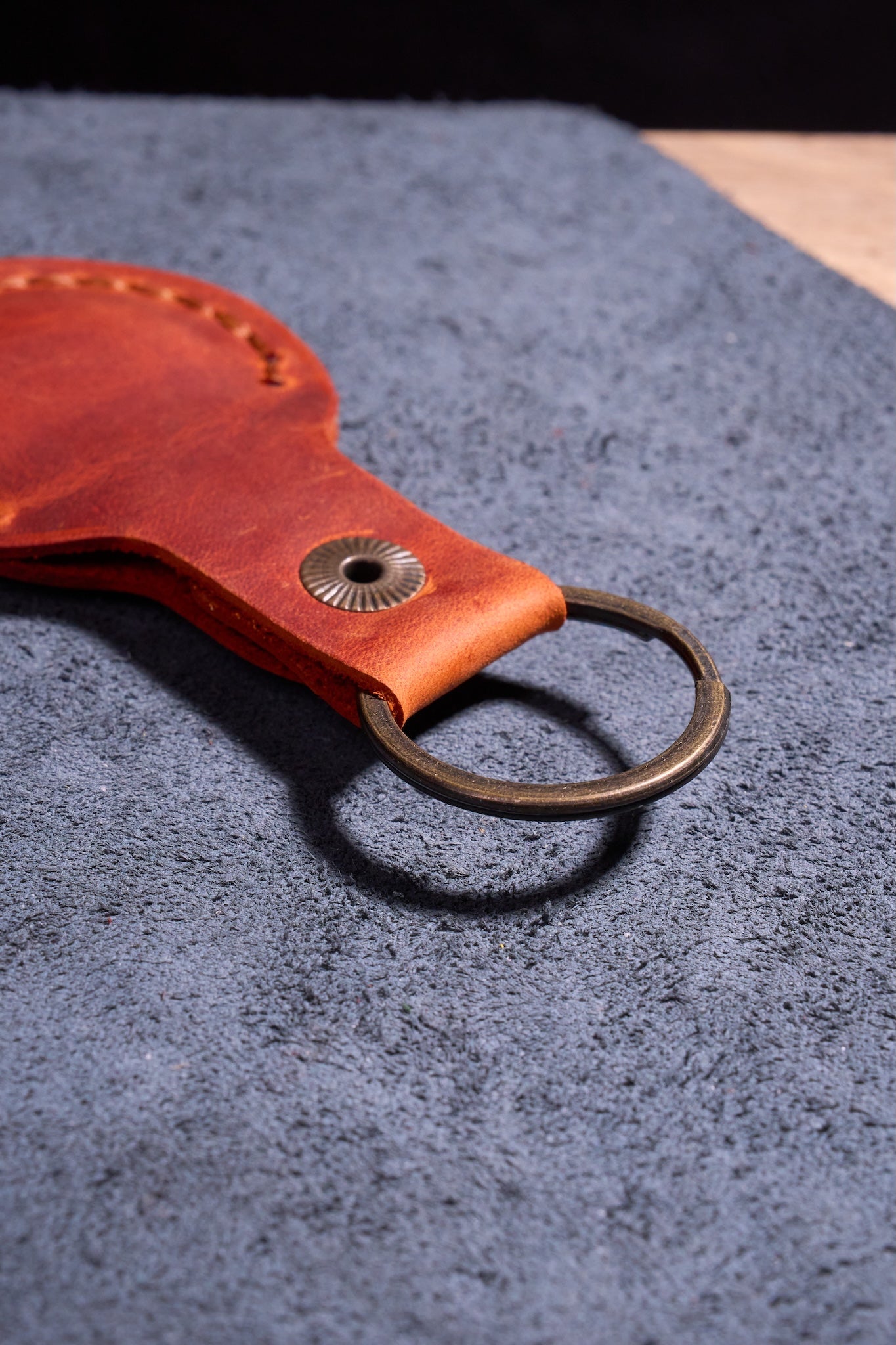 Turuncu Kiremit El Yapımı Hakiki Deri Airtag Anahtarlık, %100 El İşçiliğiyle Üretilmiş Dayanıklı Gerçek Deri Kılıf, Apple AirTag ile Uyumlu, Günlük Kullanım İçin Birinci Sınıf Deri Aksesuar