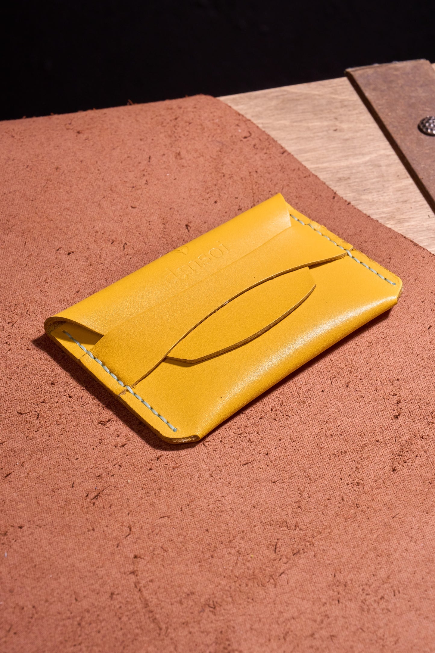 Sarı El Yapımı dana derisi çok fonksiyonlu kartlık box– Premium El Yapımı Minimalist Bozuk Para, Nakit ve Kartlar için Çok Amaçlı Ceplik. Takı, USB, SD Kartlar ve Küçük Eşyalar İçin