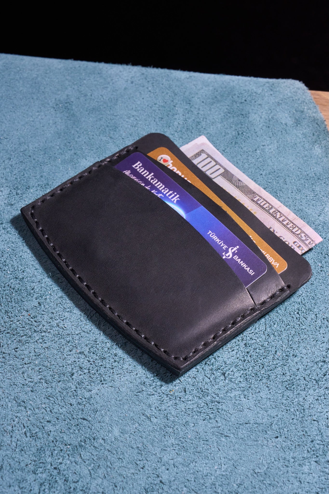 Siyah El Yapımı Minimalist Deri Kartlık Cüzdan – %100 Dana Derisi – Erkekler ve Kadınlar İçin Birinci Sınıf İnce El Yapımı Cüzdan – Makine Kullanılmadan Üretilmiş El İşçiliği – Dayanıklı Günlük Kullanım Kartlığı