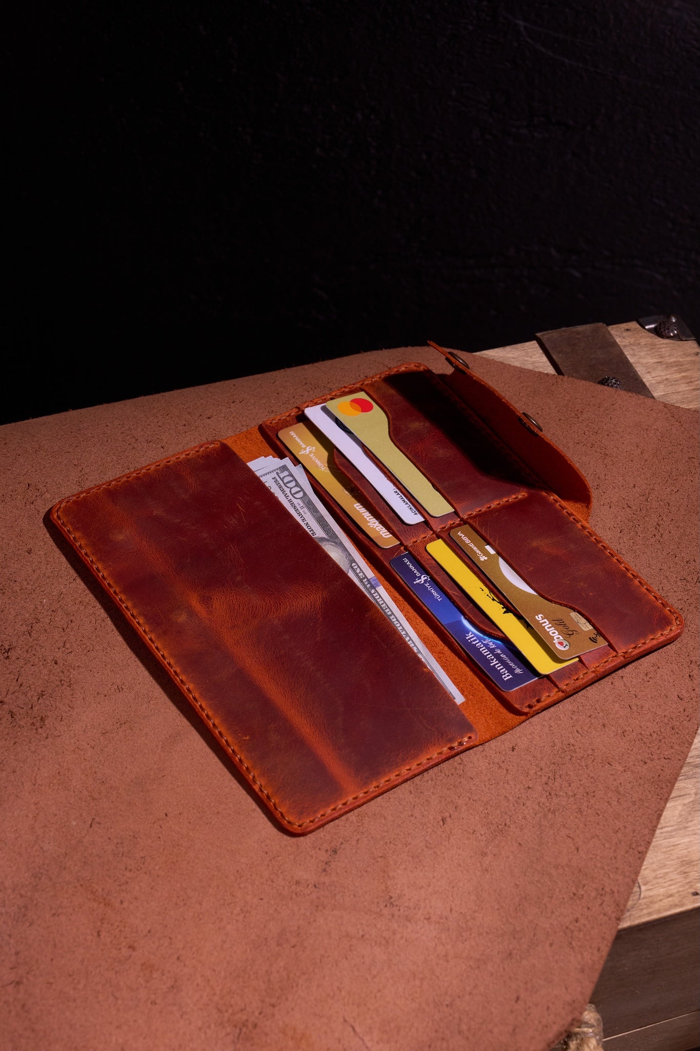 Turuncu Kiremit El Yapımı Deri Erkek Cüzdanı – Özenle Üretilmiş, Hediye ve Günlük Kullanım İçin İdeal