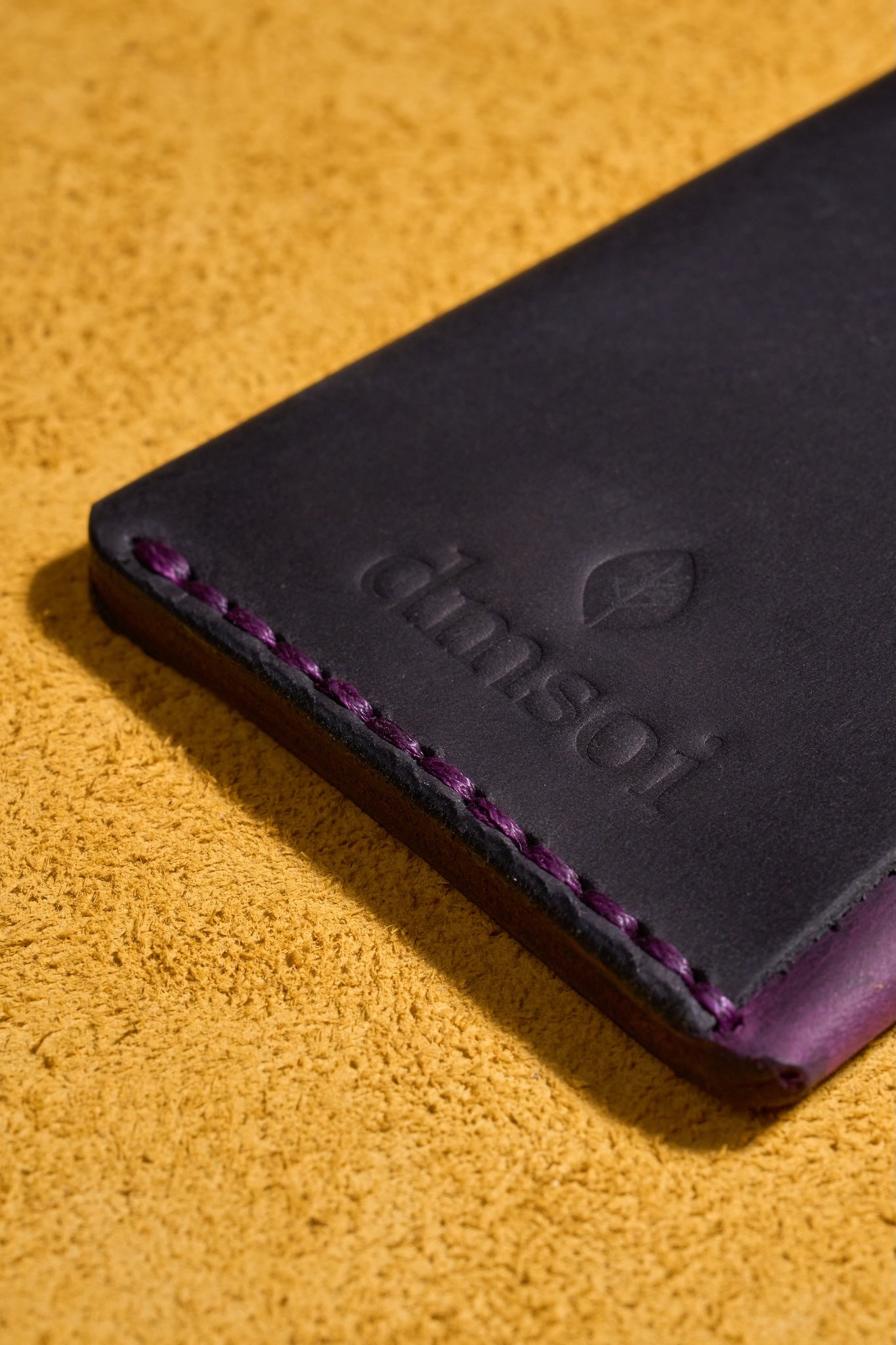 Mor Siyah - El Yapımı Minimalist Deri Kartlık – %100 Dana Derisi, Erkekler ve Kadınlar İçin Birinci Sınıf İnce El Yapımı Kartlık, Makine Kullanılmamıştır, Dayanıklı Günlük Kullanım Kartlık