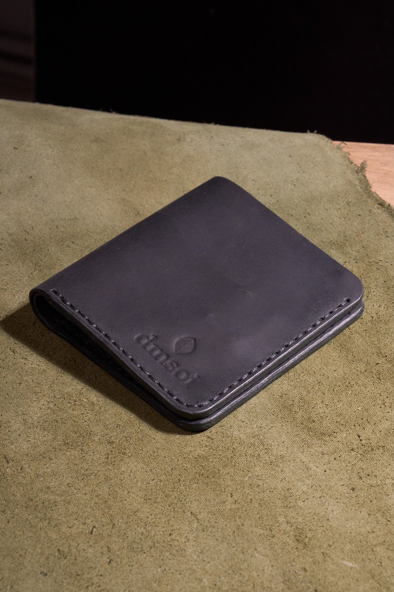 Siyah Erkekler için El Yapımı Hakiki Dana Derisi Katlanır Cüzdan – %100 Hakiki Deri, El Dikişli, Makine Kullanılmadan Üretilmiş, Dayanıklı Kart ve Nakit Bölmesi, Birinci Sınıf Günlük Cüzdan ve Hediyelik