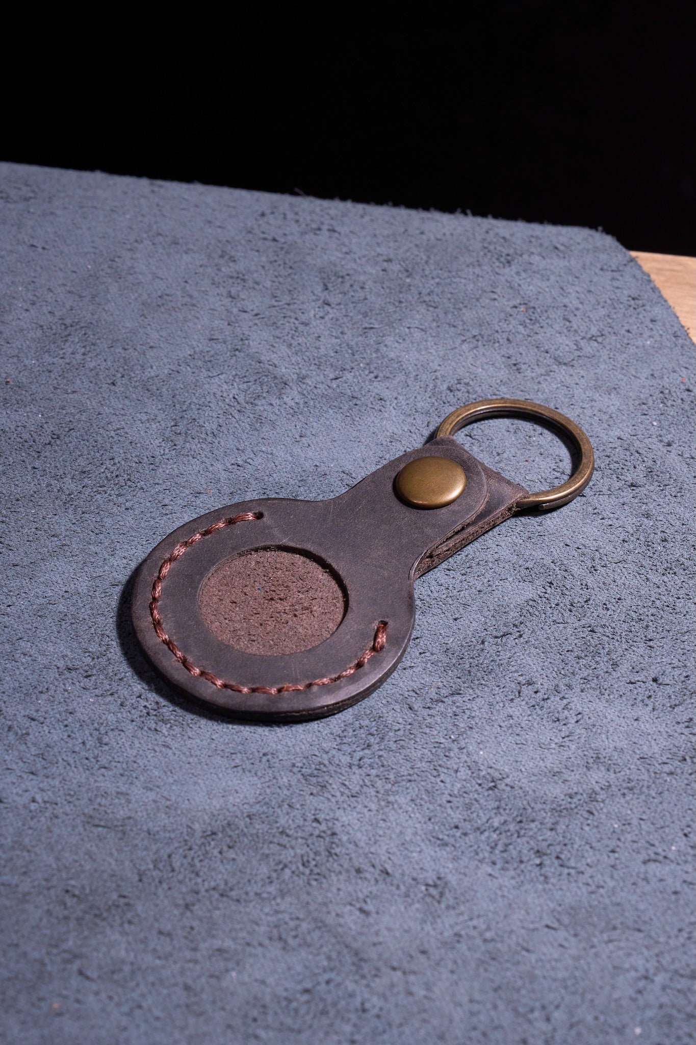 Kahve El Yapımı Hakiki Deri Airtag Anahtarlık, %100 El İşçiliğiyle Üretilmiş Dayanıklı Gerçek Deri Kılıf, Apple AirTag ile Uyumlu, Günlük Kullanım İçin Birinci Sınıf Deri Aksesuar