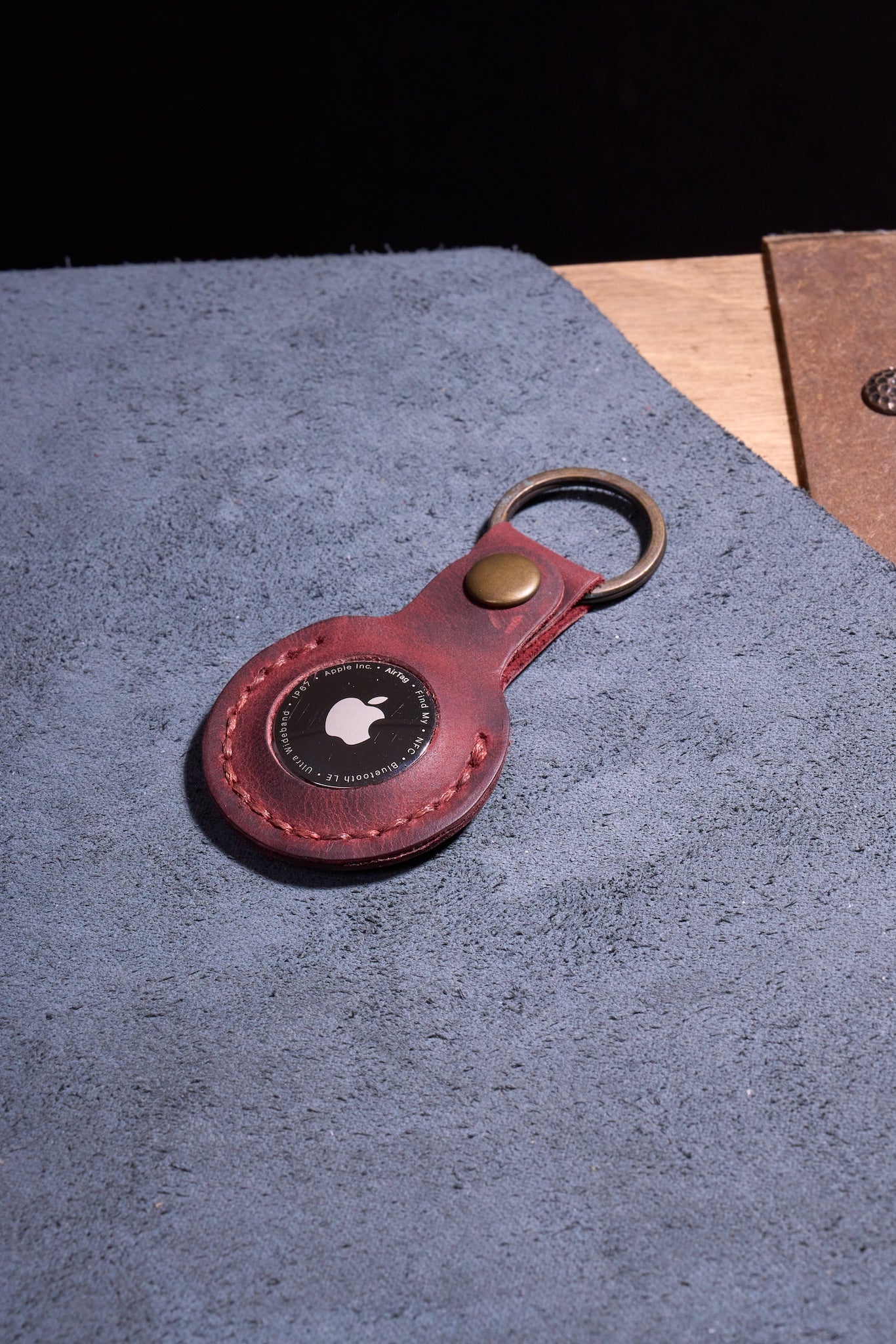 Bordo El Yapımı Hakiki Deri Airtag Anahtarlık, %100 El İşçiliğiyle Üretilmiş Dayanıklı Gerçek Deri Kılıf, Apple AirTag ile Uyumlu, Günlük Kullanım İçin Birinci Sınıf Deri Aksesuar