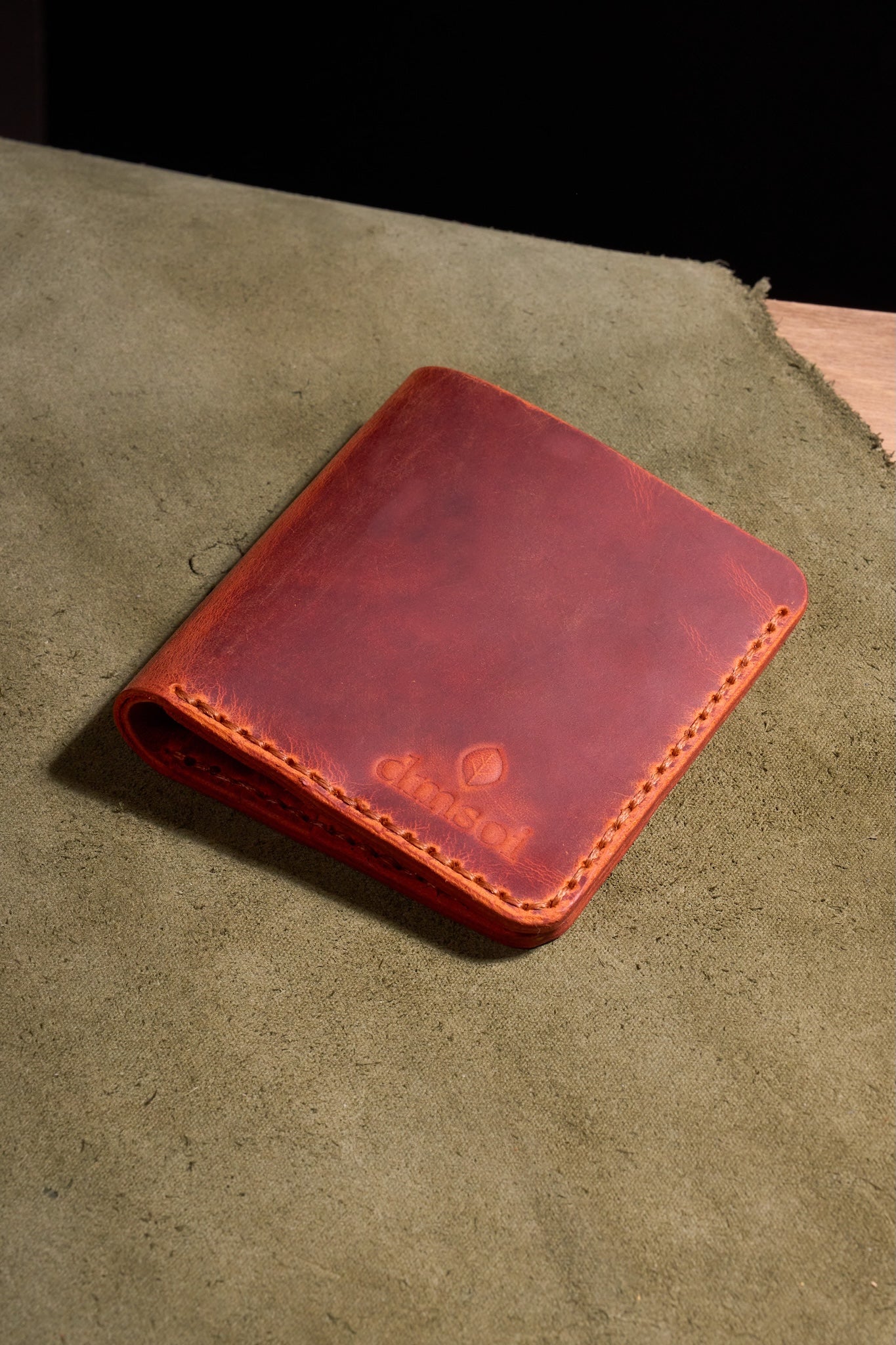 Turuncu Kiremit Erkekler için El Yapımı Hakiki Dana Derisi Katlanır Cüzdan – %100 Hakiki Deri, El Dikişli, Makine Kullanılmadan Üretilmiş, Dayanıklı Kart ve Nakit Bölmesi, Birinci Sınıf Günlük Cüzdan ve Hediyelik