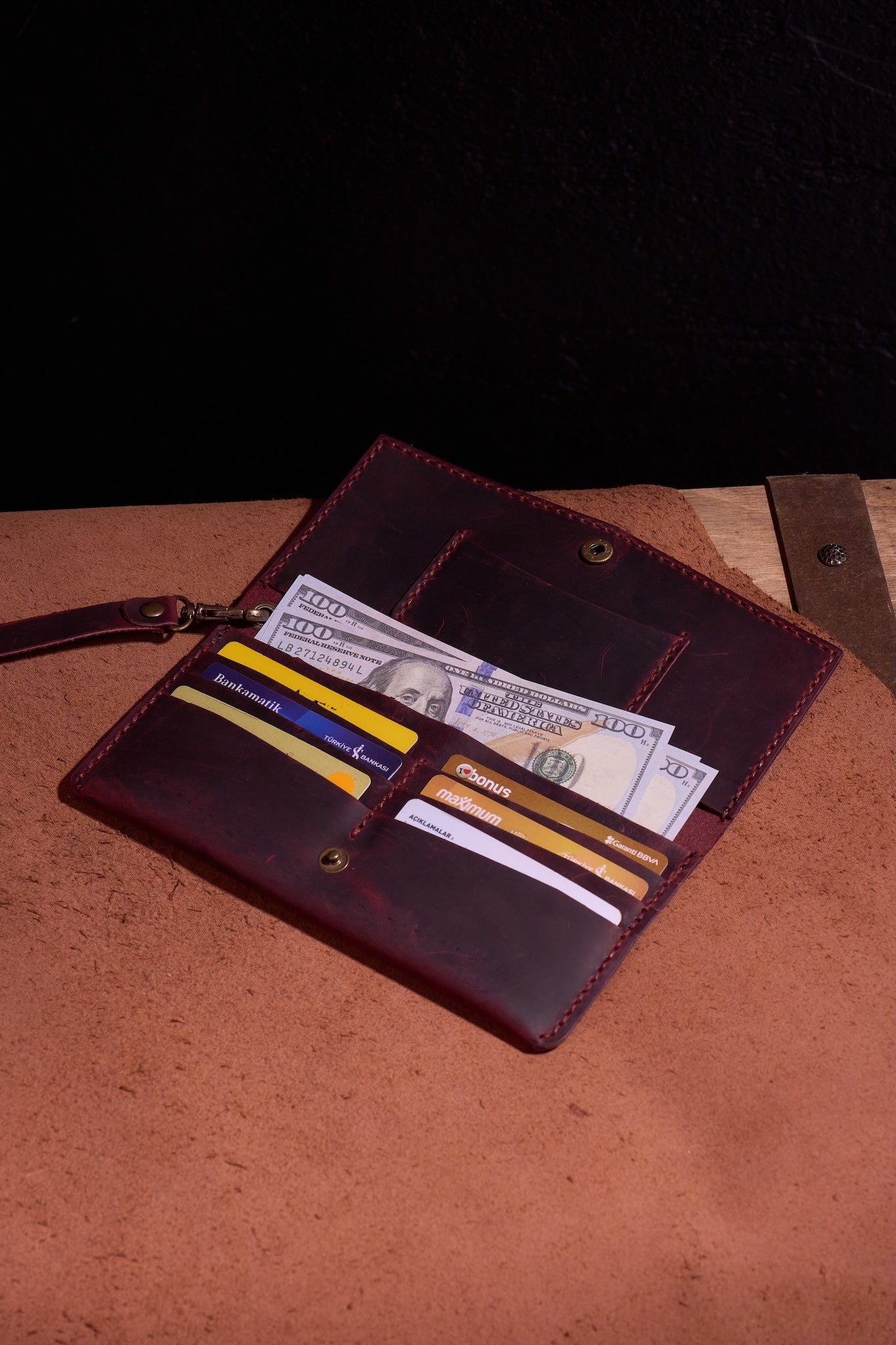 Bordo Erkek veya Kadın için Kulplu Cüzdan, Birinci Sınıf El Yapımı Hakiki Deri – 6  Kredi Kart / Kimlik Yuvası, Uzun, Şık ve Dayanıklı Katlanabilir Cüzdan, İş, Seyahat, Hediye ve Tüm ihtiyaçlarınız için Günlük Kullanım