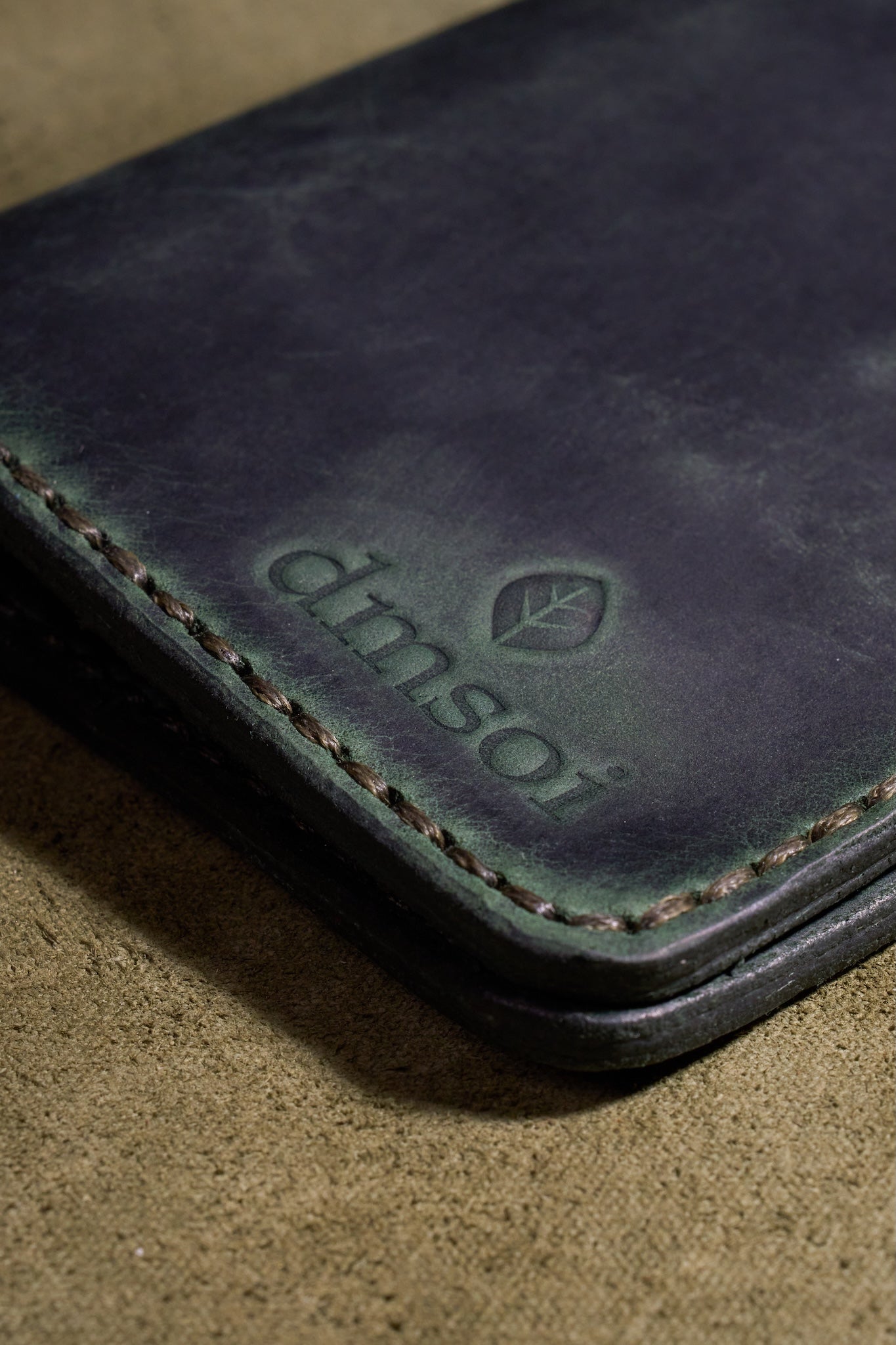 Yeşil Erkekler için El Yapımı Hakiki Dana Derisi Katlanır Cüzdan – %100 Hakiki Deri, El Dikişli, Makine Kullanılmadan Üretilmiş, Dayanıklı Kart ve Nakit Bölmesi, Birinci Sınıf Günlük Cüzdan ve Hediyelik