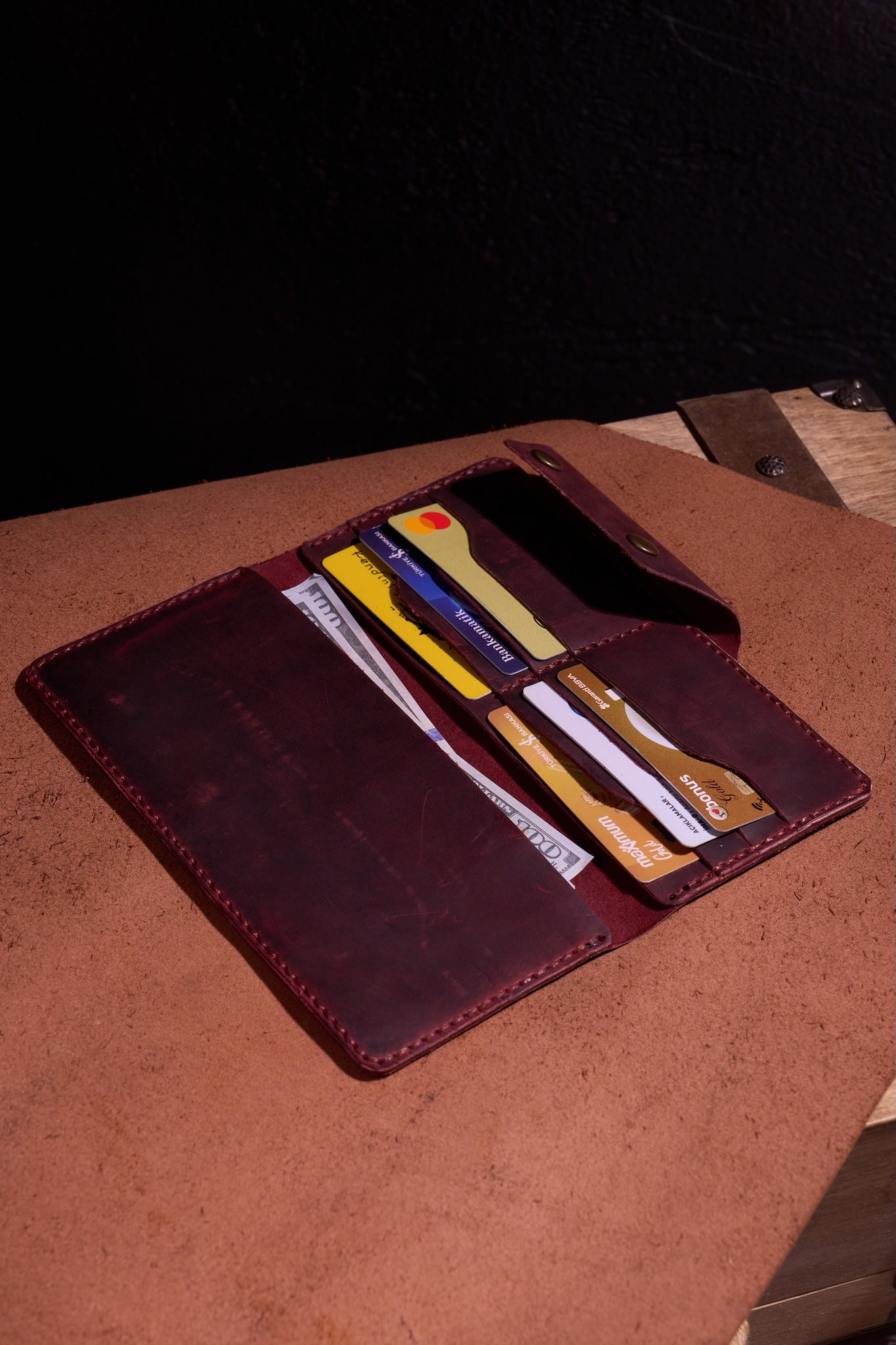 Bordo El Yapımı Deri Erkek Cüzdanı– Özenle Üretilmiş, Hediye ve Günlük Kullanım İçin İdeal