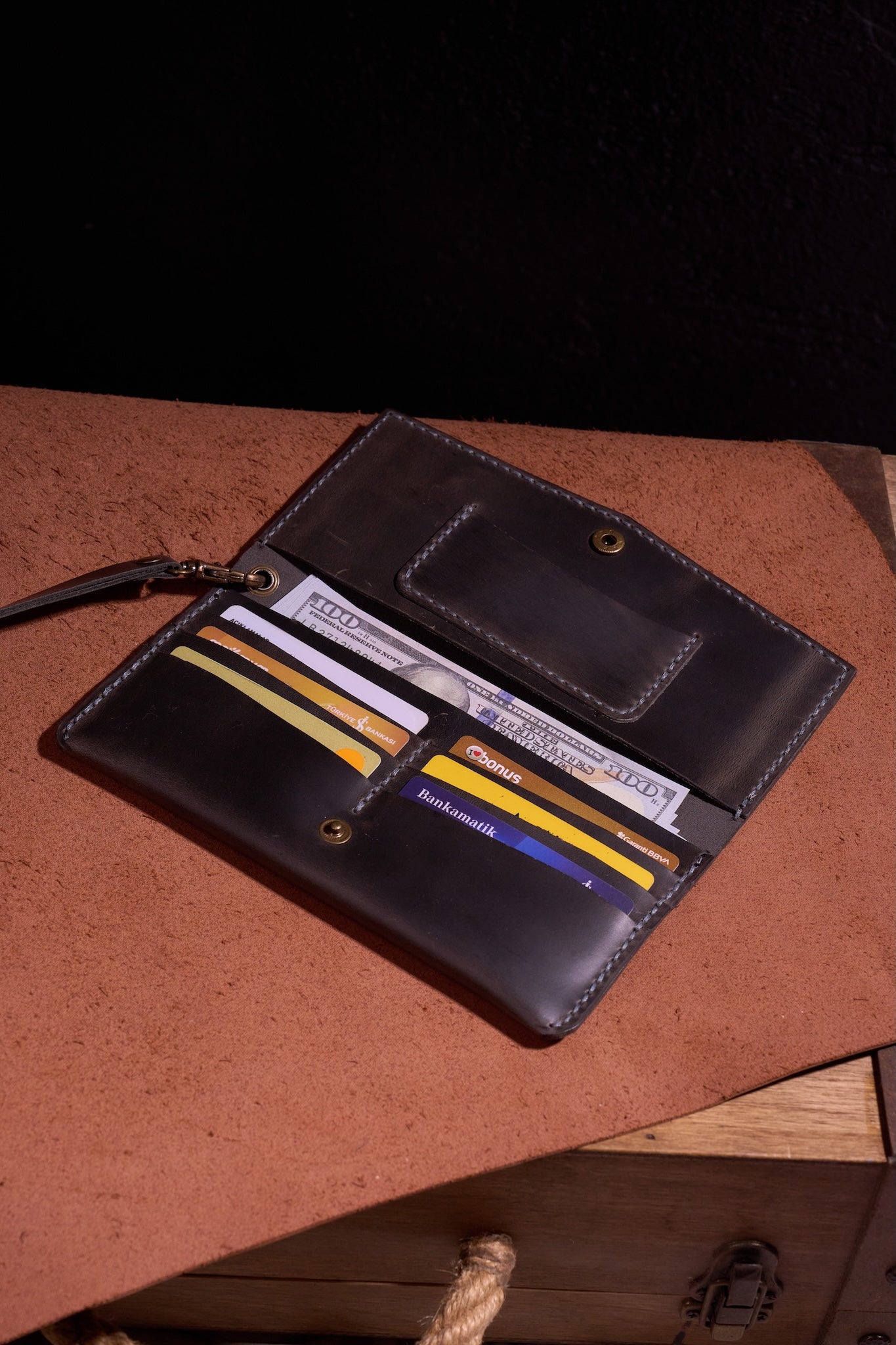 Gri Erkek veya Kadın için Kulplu Cüzdan, Birinci Sınıf El Yapımı Hakiki Deri – 6  Kredi Kart / Kimlik Yuvası, Uzun, Şık ve Dayanıklı Katlanabilir Cüzdan, İş, Seyahat, Hediye ve Tüm ihtiyaçlarınız için Günlük Kullanım