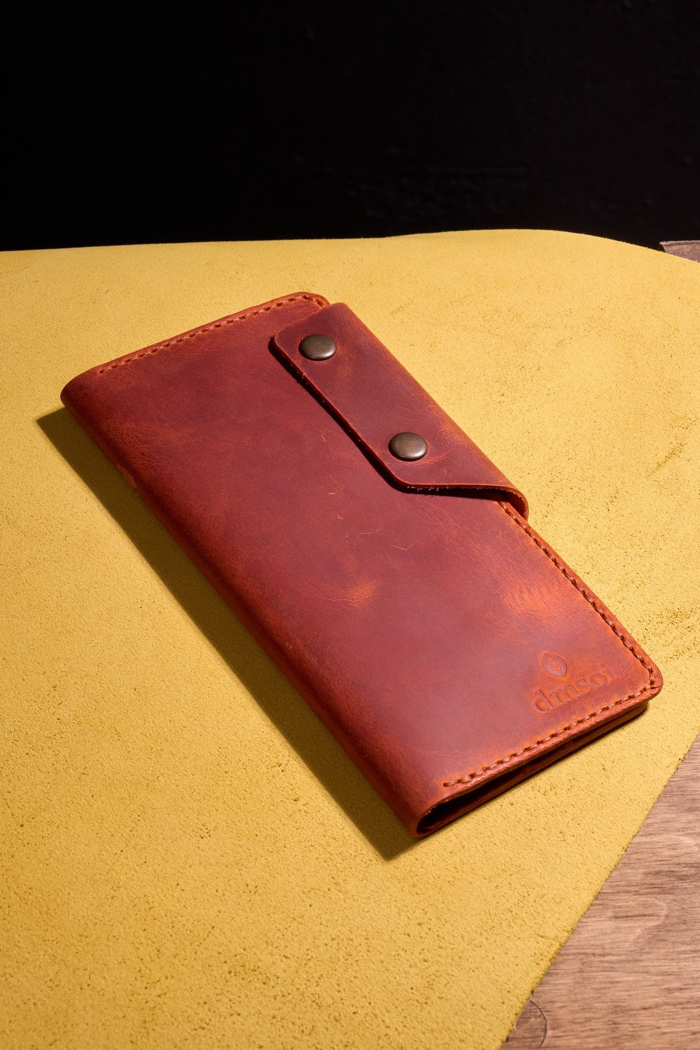 Turuncu Kiremit El Yapımı Deri Erkek Cüzdanı – Özenle Üretilmiş, Hediye ve Günlük Kullanım İçin İdeal