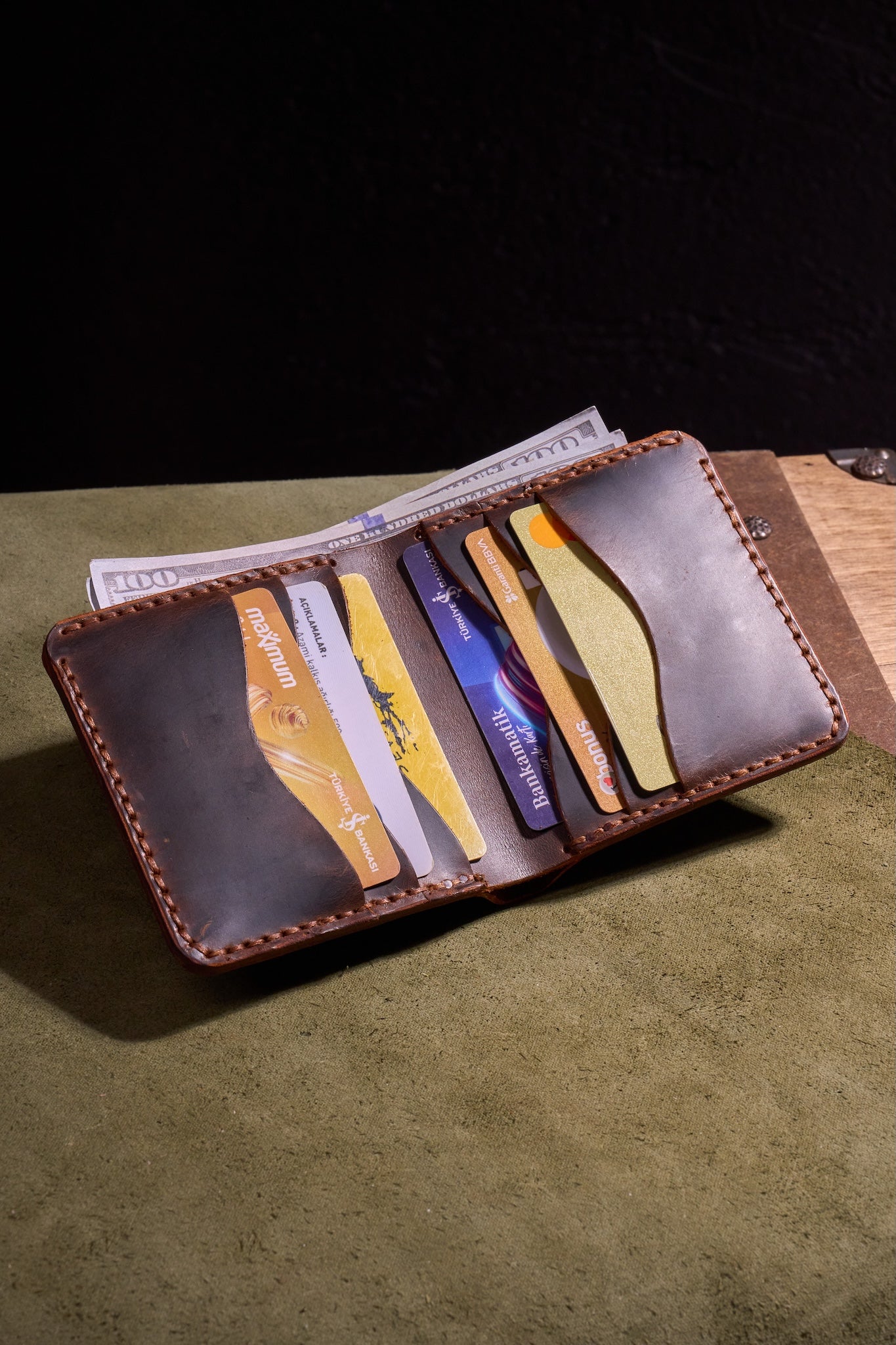 Taba Erkekler için El Yapımı Hakiki Dana Derisi Katlanır Cüzdan – %100 Hakiki Deri, El Dikişli, Makine Kullanılmadan Üretilmiş, Dayanıklı Kart ve Nakit Bölmesi, Birinci Sınıf Günlük Cüzdan ve Hediyelik