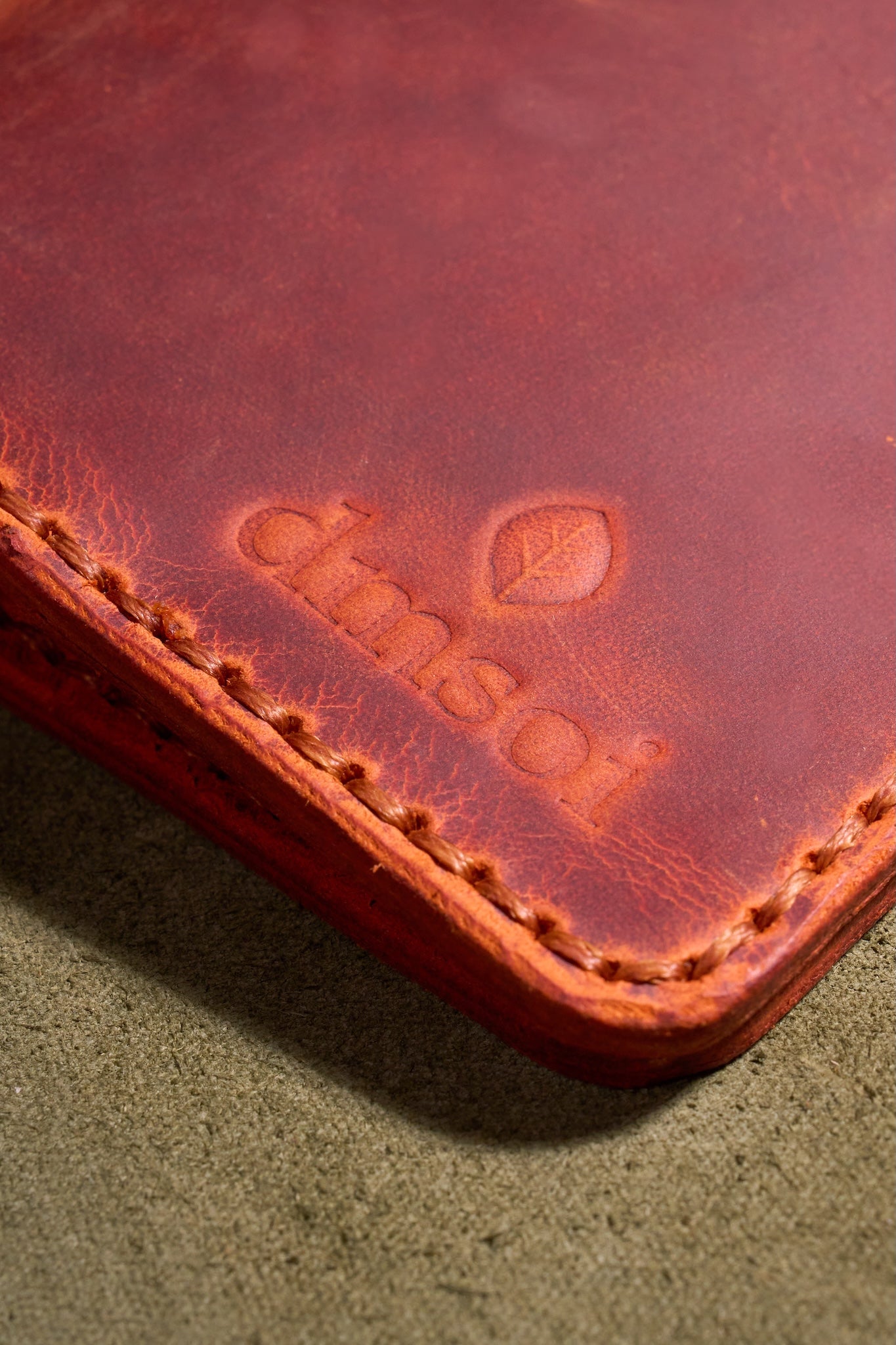 Turuncu Kiremit Erkekler için El Yapımı Hakiki Dana Derisi Katlanır Cüzdan – %100 Hakiki Deri, El Dikişli, Makine Kullanılmadan Üretilmiş, Dayanıklı Kart ve Nakit Bölmesi, Birinci Sınıf Günlük Cüzdan ve Hediyelik