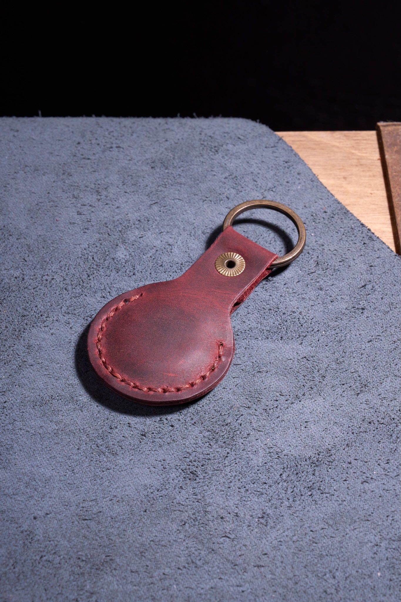 Bordo El Yapımı Hakiki Deri Airtag Anahtarlık, %100 El İşçiliğiyle Üretilmiş Dayanıklı Gerçek Deri Kılıf, Apple AirTag ile Uyumlu, Günlük Kullanım İçin Birinci Sınıf Deri Aksesuar