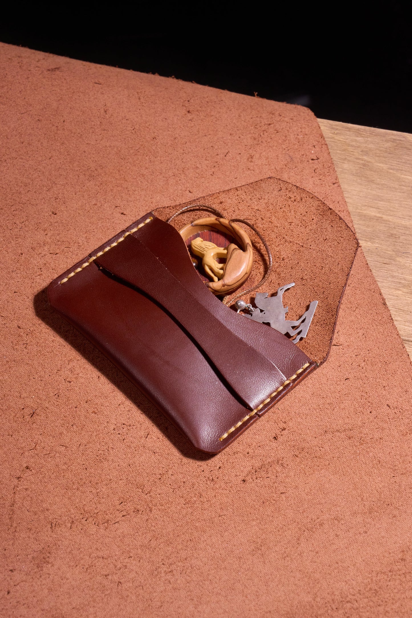 Taba El Yapımı dana derisi çok fonksiyonlu kartlık box– Premium El Yapımı Minimalist Bozuk Para, Nakit ve Kartlar için Çok Amaçlı Ceplik. Takı, USB, SD Kartlar ve Küçük Eşyalar İçin