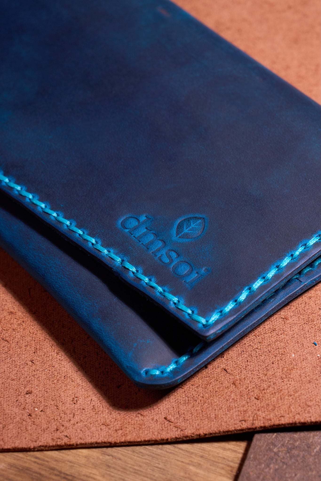 Turkuaz Erkek veya Kadın için Kulplu Cüzdan, Birinci Sınıf El Yapımı Hakiki Deri – 6  Kredi Kart / Kimlik Yuvası, Uzun, Şık ve Dayanıklı Katlanabilir Cüzdan, İş, Seyahat, Hediye ve Tüm ihtiyaçlarınız için Günlük Kullanım