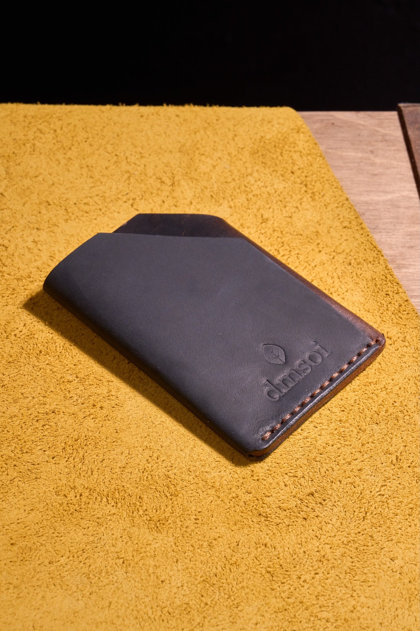 Taba Siyah - El Yapımı Minimalist Deri Kartlık – %100 Dana Derisi, Erkekler ve Kadınlar İçin Birinci Sınıf İnce El Yapımı Kartlık, Makine Kullanılmamıştır, Dayanıklı Günlük Kullanım Kartlık