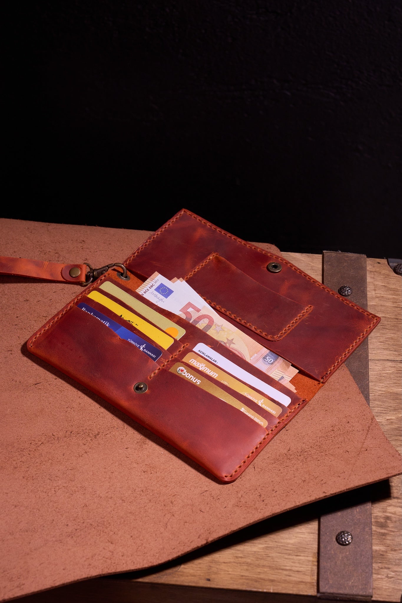 Turuncu Kiremit Erkek veya Kadın için Kulplu Cüzdan, Birinci Sınıf El Yapımı Hakiki Deri – 6  Kredi Kart / Kimlik Yuvası, Uzun, Şık ve Dayanıklı Katlanabilir Cüzdan, İş, Seyahat, Hediye ve Tüm ihtiyaçlarınız için Günlük Kullanım