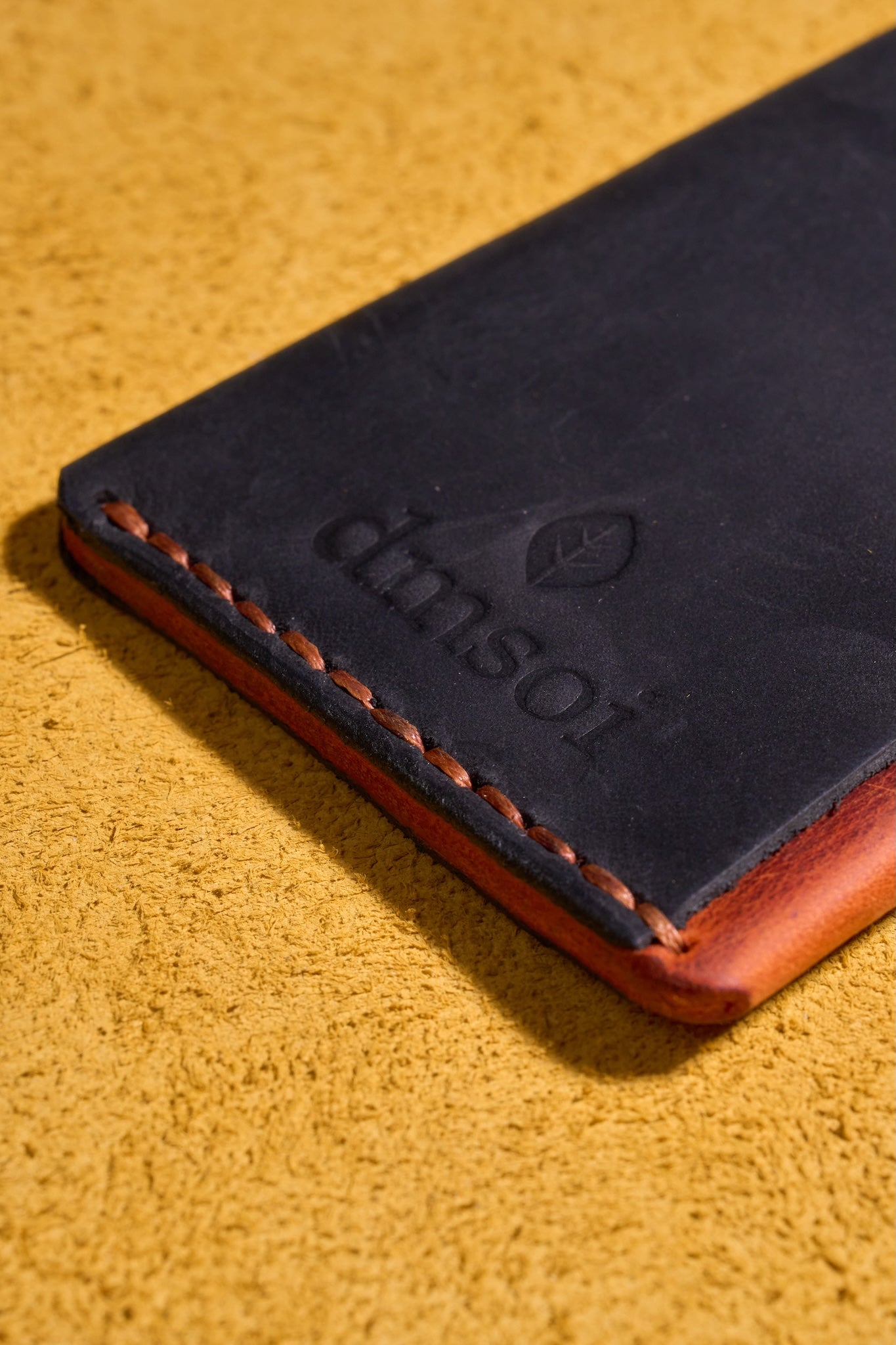 Turuncu Kiremit Siyah - El Yapımı Minimalist Deri Kartlık – %100 Dana Derisi, Erkekler ve Kadınlar İçin Birinci Sınıf İnce El Yapımı Kartlık, Makine Kullanılmamıştır, Dayanıklı Günlük Kullanım Kartlık