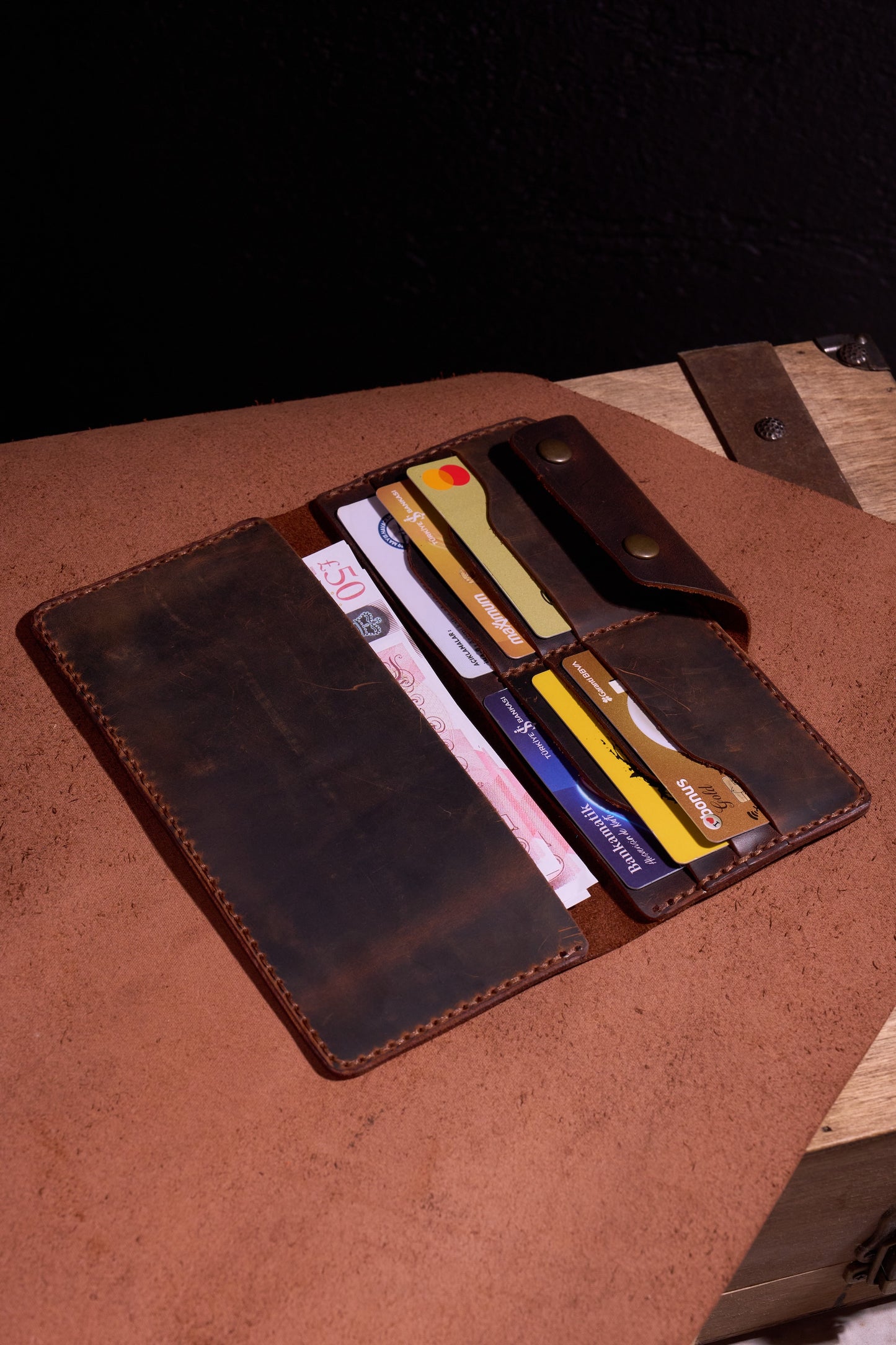 Taba El Yapımı Deri Erkek Cüzdanı – Özenle Üretilmiş, Hediye ve Günlük Kullanım İçin İdeal