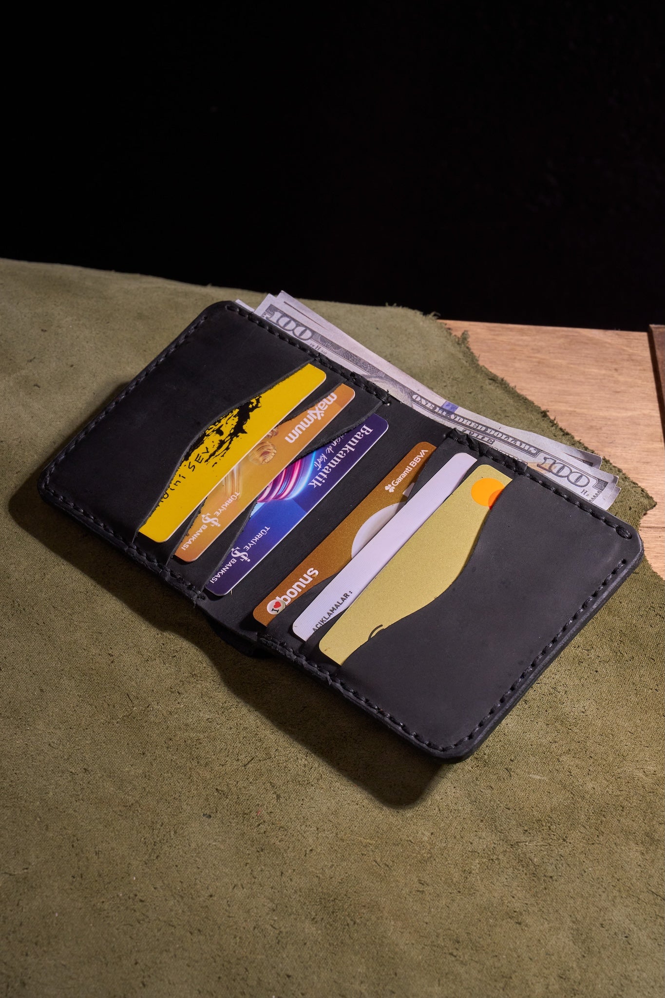 Siyah Erkekler için El Yapımı Hakiki Dana Derisi Katlanır Cüzdan – %100 Hakiki Deri, El Dikişli, Makine Kullanılmadan Üretilmiş, Dayanıklı Kart ve Nakit Bölmesi, Birinci Sınıf Günlük Cüzdan ve Hediyelik